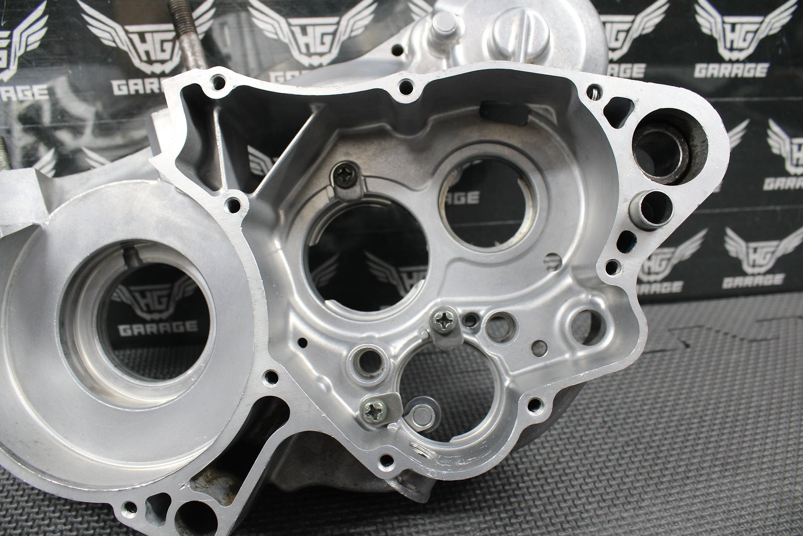 2001 SUZUKI 01 - 02 RM250 OEM RIGHT HALF ENGINE MOTOR CRANKCASE CRANK CASE BLOCK - hggarage
