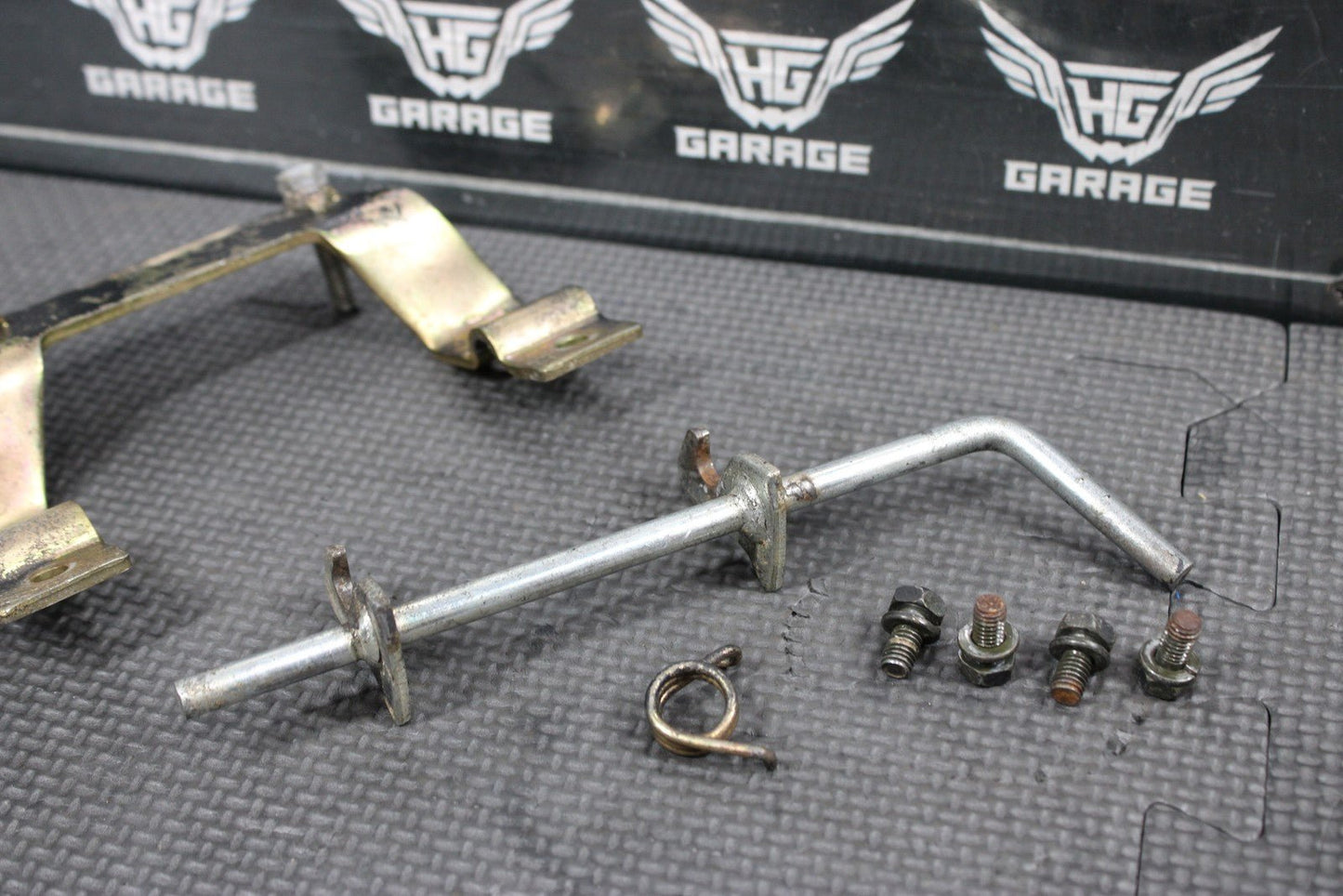 1997 YAMAHA 92 - 00 RT100 OEM SEAT SADDLE LATCH BRACKETLEVER 3UL - 24775 - 00 - 00 - hggarage