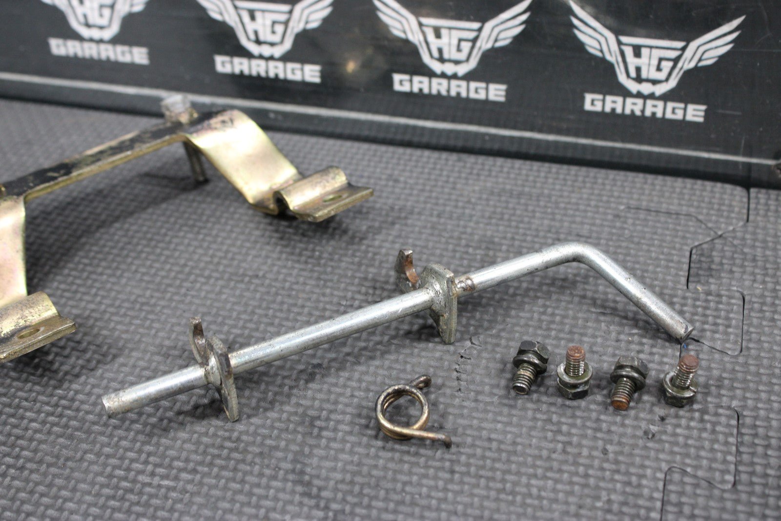 1997 YAMAHA 92 - 00 RT100 OEM SEAT SADDLE LATCH BRACKETLEVER 3UL - 24775 - 00 - 00 - hggarage
