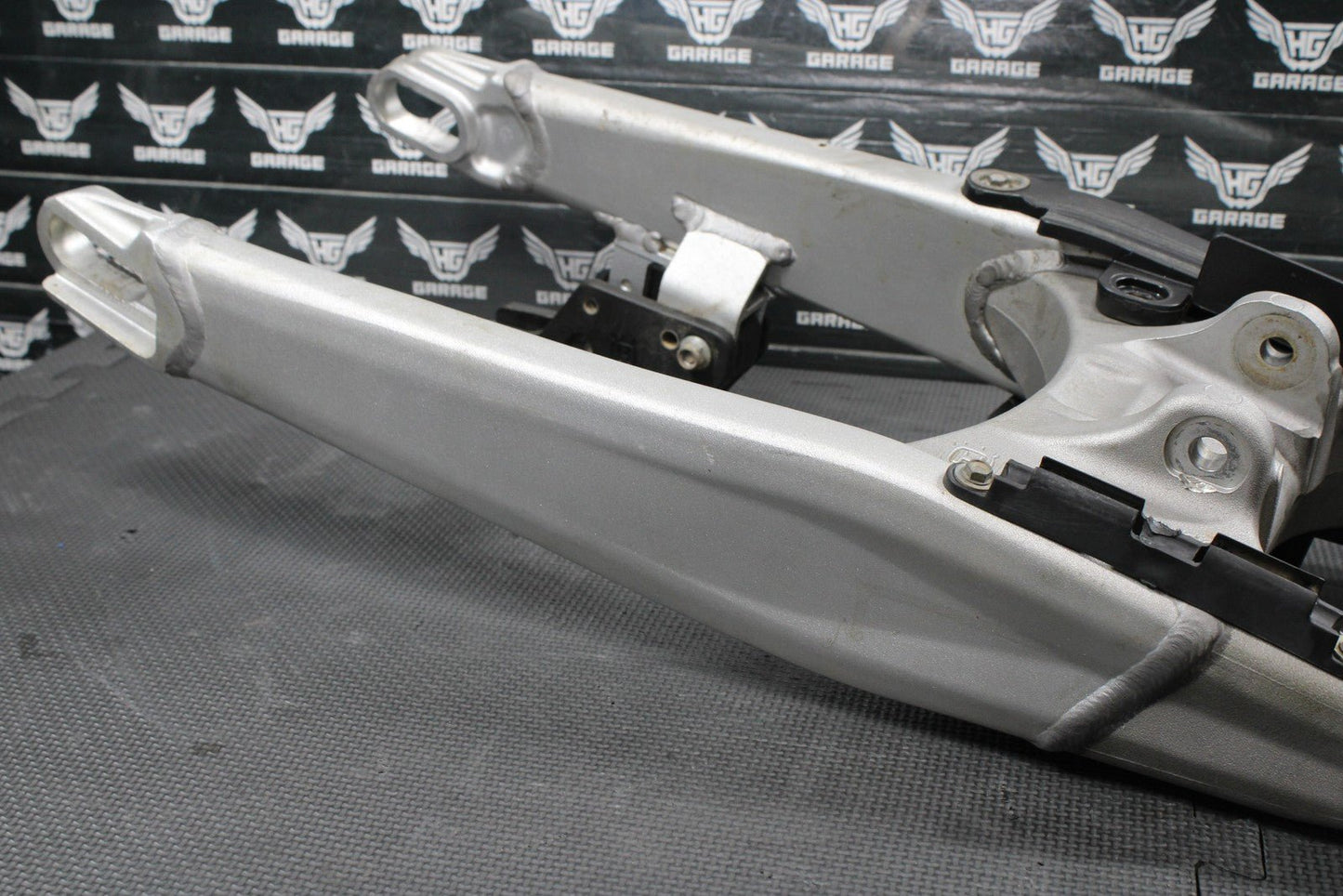 2013 HUSQVARNA TE511 OEM REAR SWINGARM SWING ARM SUSPENSION 8000H3158 READ DESC! - hggarage