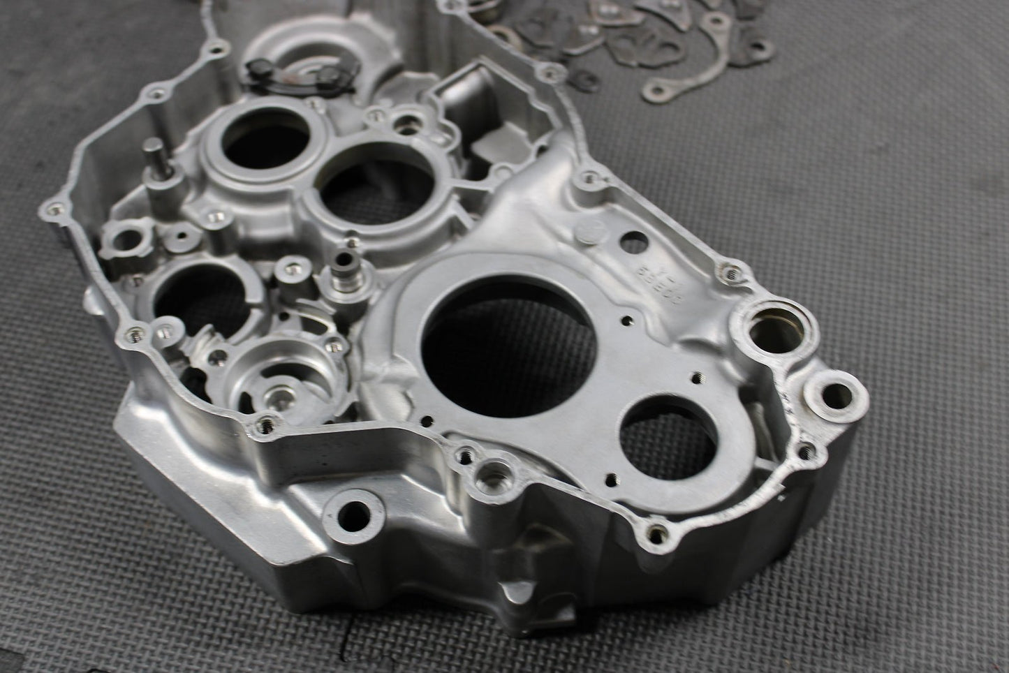 1998 YAMAHA YZ400F OEM LEFT RIGHT ENGINE MOTOR CRANKCASE CRANK CASE BLOCK - hggarage