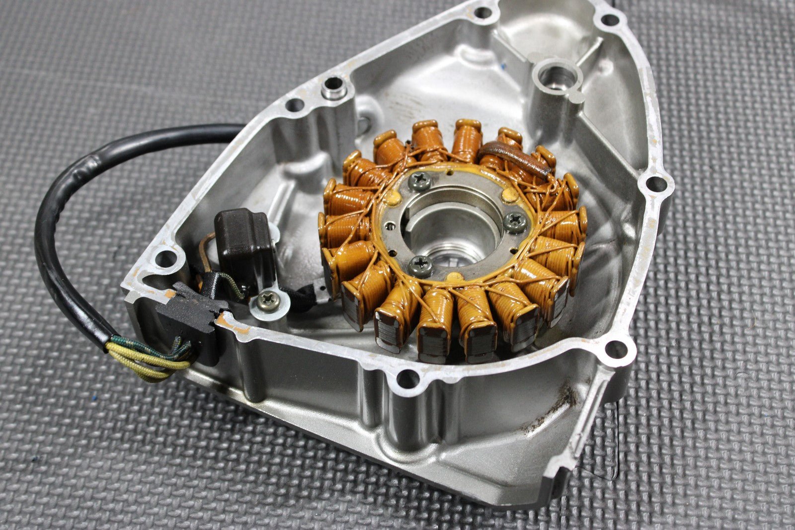 2005 SUZUKI DR200SE OEM LEFT SIDE ENGINE MOTOR STATOR GENERATOR MAGNETO COVER - hggarage