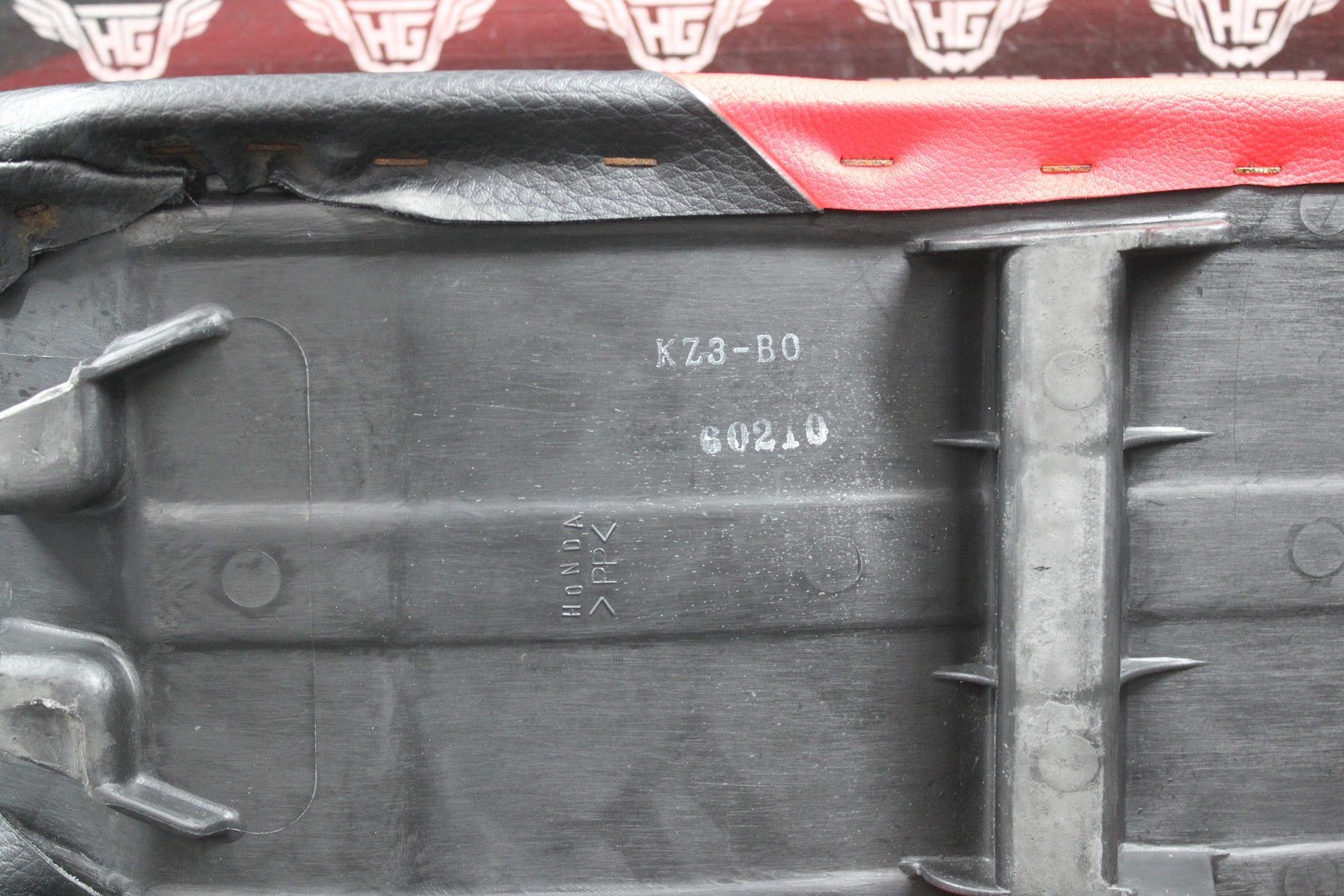1997 HONDA CR250R OEM SEAT SADDLE FOAM PAN COMPLETE ORIGINAL 77100 - KZ3 - B00 NICE! - hggarage