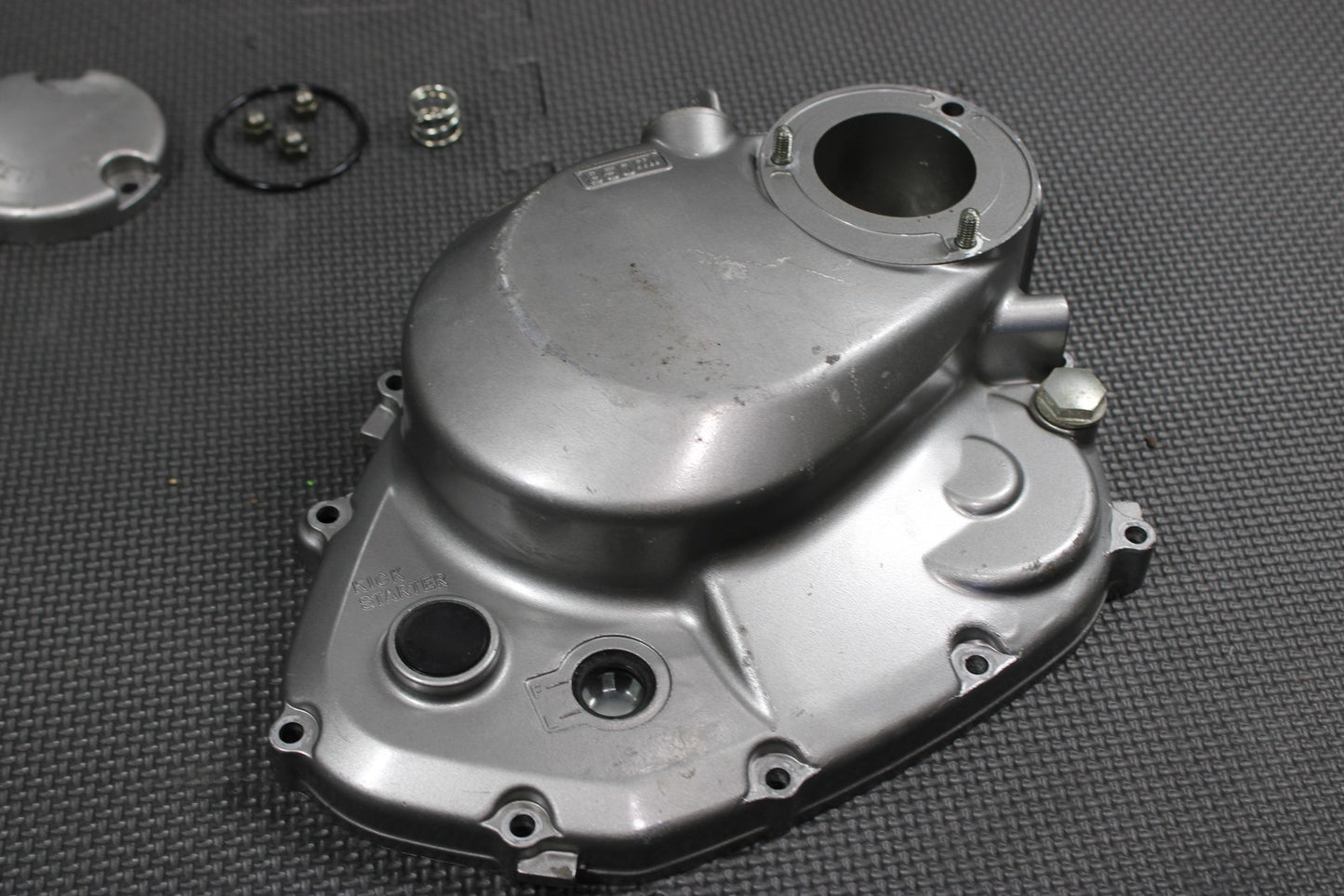 2005 SUZUKI DR200SE 01 - 05 OEM ENGINE MOTOR RIGHT SIDE CLUTCH COVER 11340 - 42A30 - hggarage