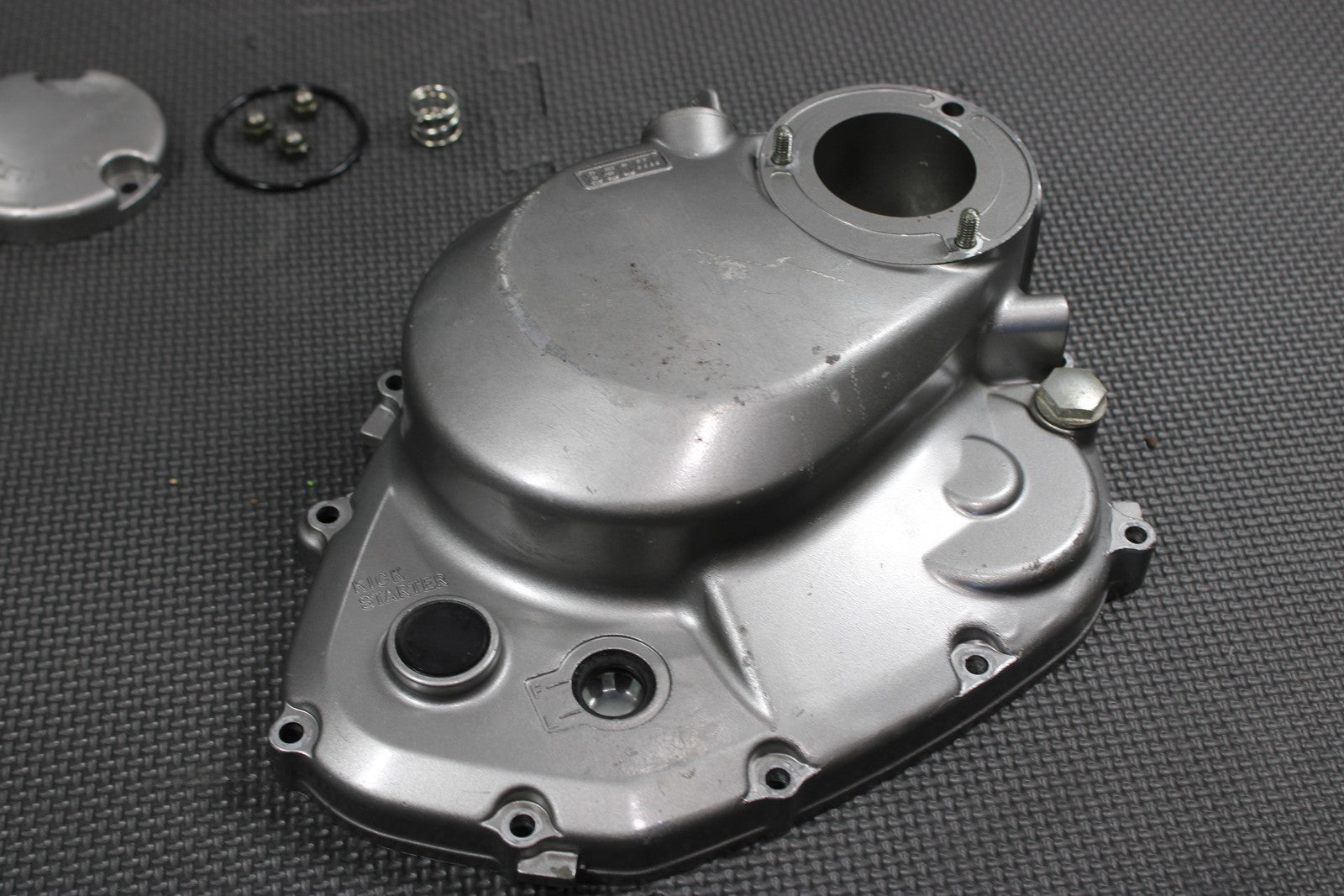 2005 SUZUKI DR200SE 01 - 05 OEM ENGINE MOTOR RIGHT SIDE CLUTCH COVER 11340 - 42A30 - hggarage