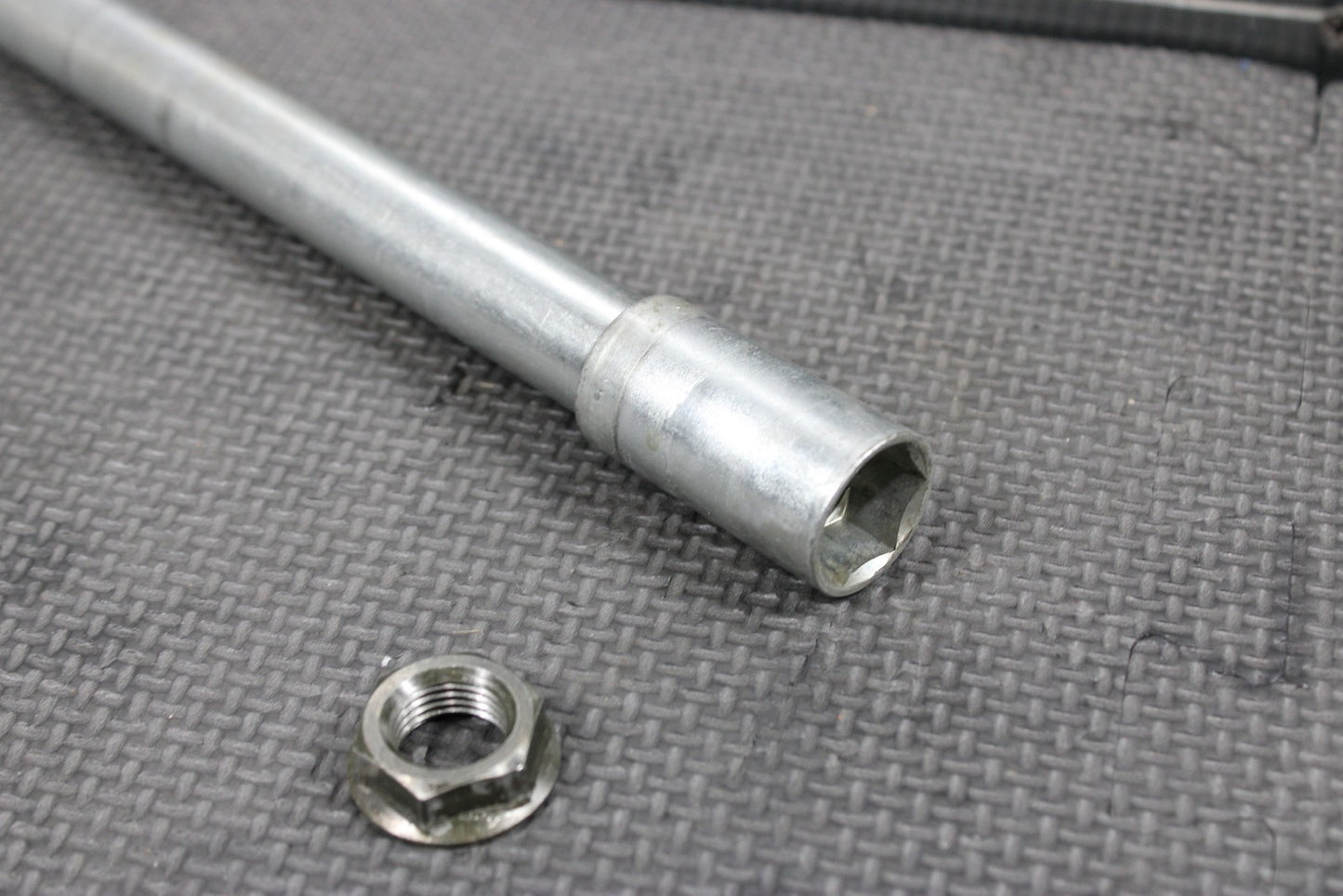 2005 YAMAHA YZ450F OEM FRONT WHEEL RIM AXLE PIVOT BOLT 1C3 - 25181 - 00 - 00 MINT! - hggarage