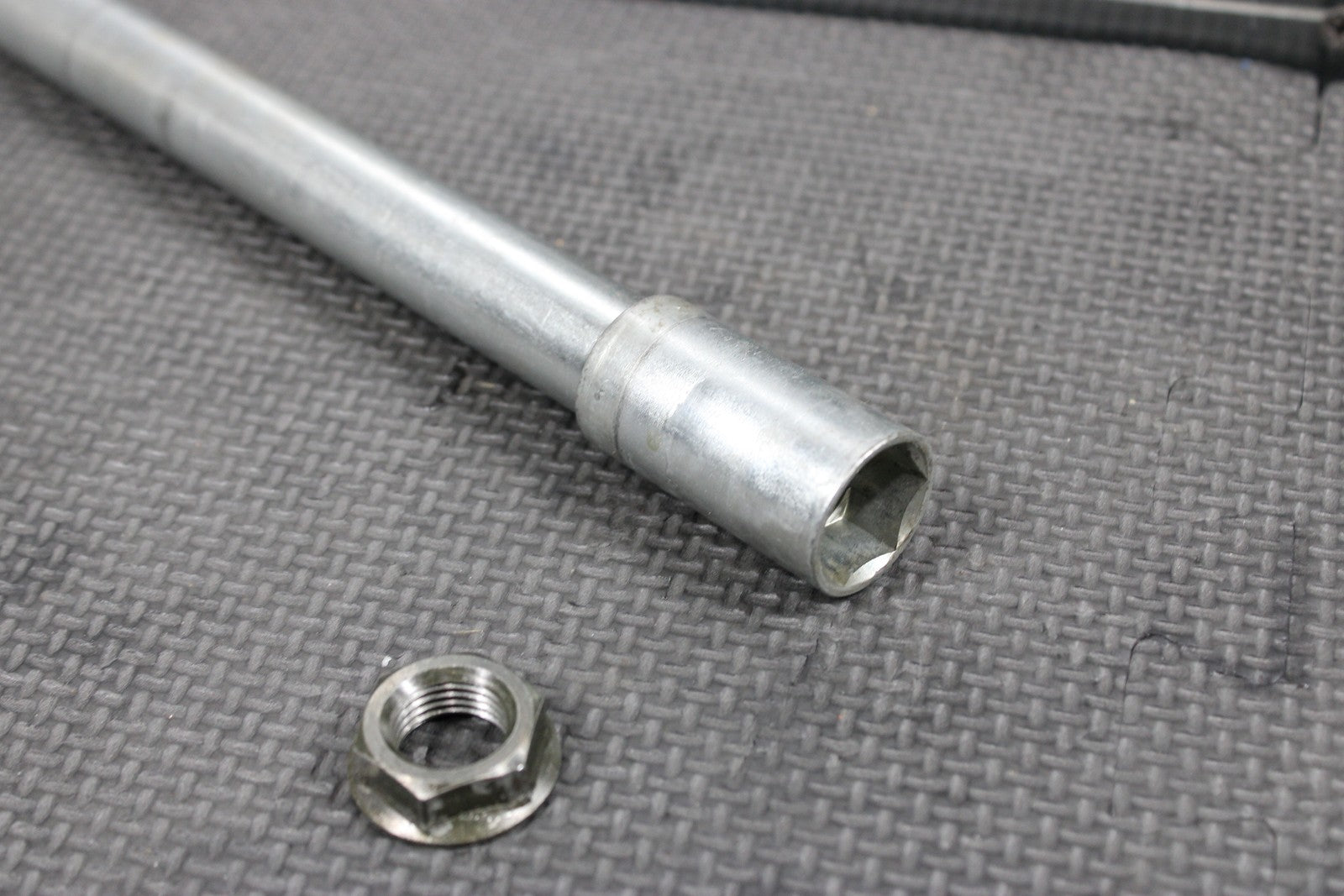 2005 YAMAHA YZ450F OEM FRONT WHEEL RIM AXLE PIVOT BOLT 1C3 - 25181 - 00 - 00 MINT! - hggarage