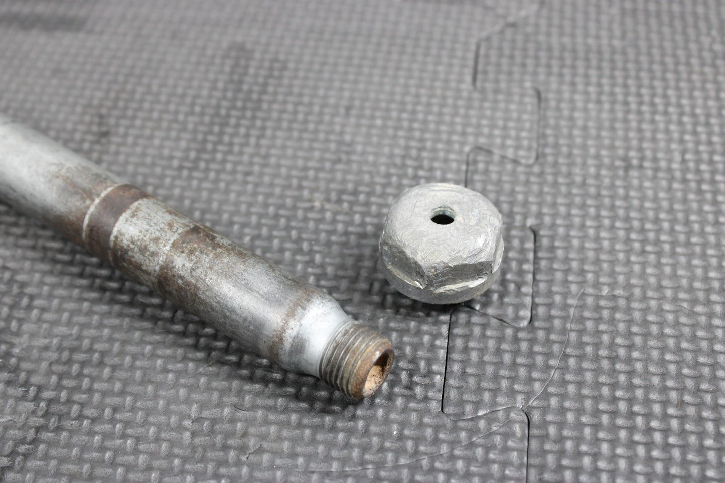 2000 KTM 250 EXC OEM FRONT WHEEL RIM AXLE PIVOT BOLT 50309081100 - hggarage