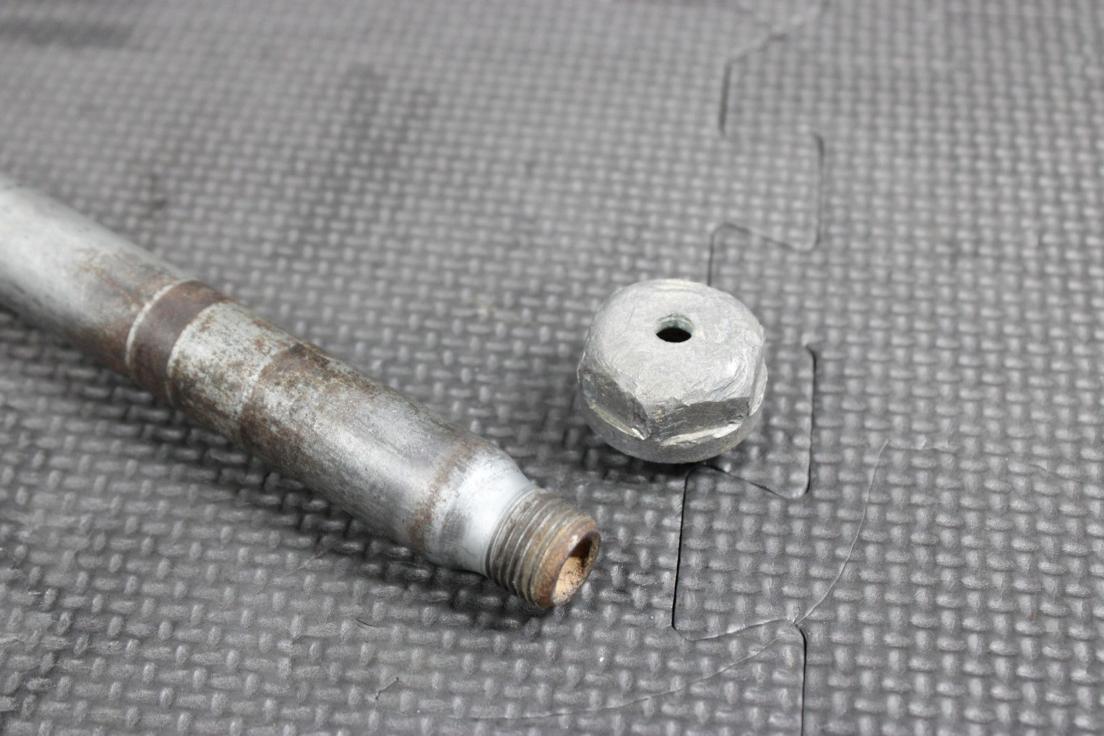 2000 KTM 250 EXC OEM FRONT WHEEL RIM AXLE PIVOT BOLT 50309081100 - hggarage