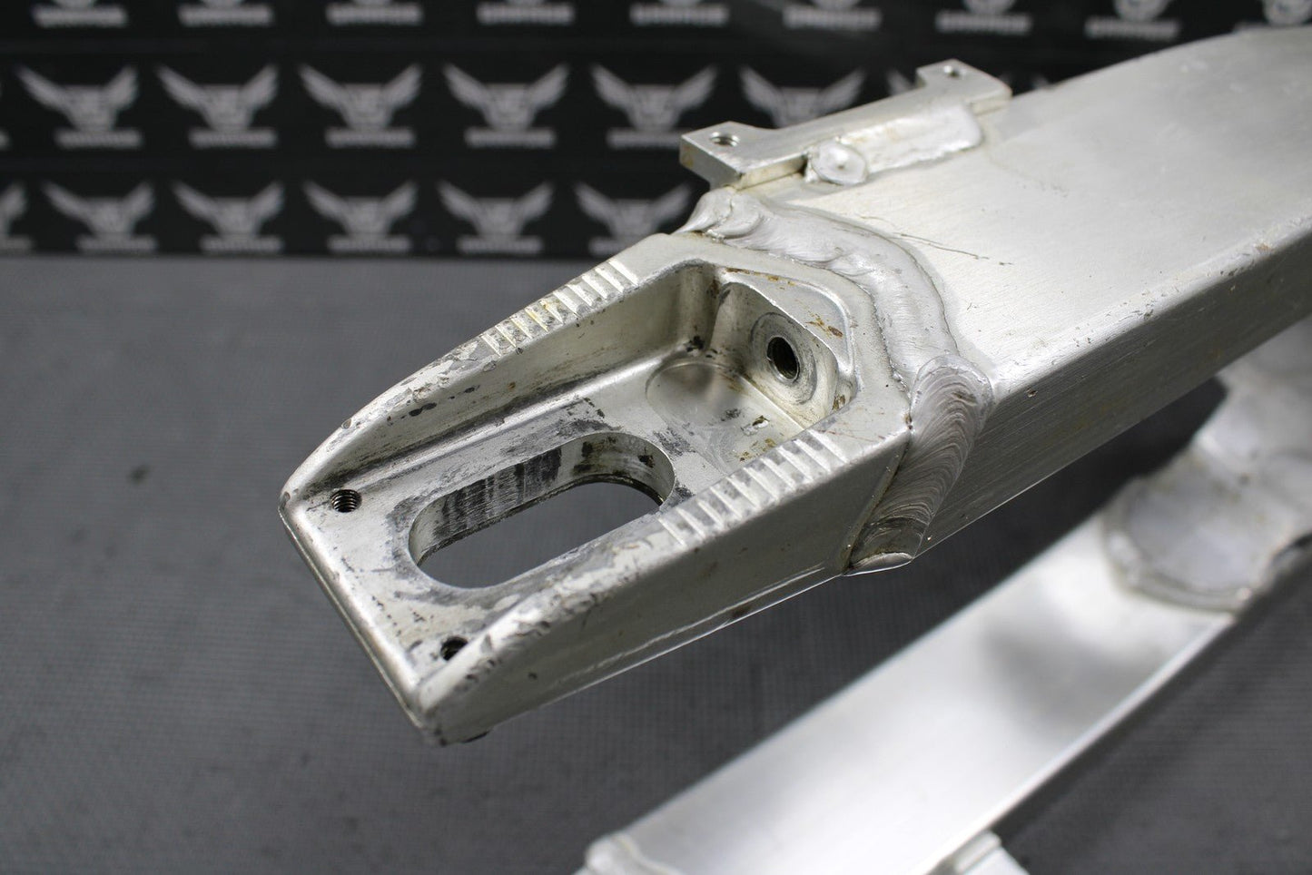 1994 SUZUKI 93 - 95 RM125 RM250 OEM SWINGARM SWING ARM SUSPENSION 61000 - 28E11 GOOD - hggarage