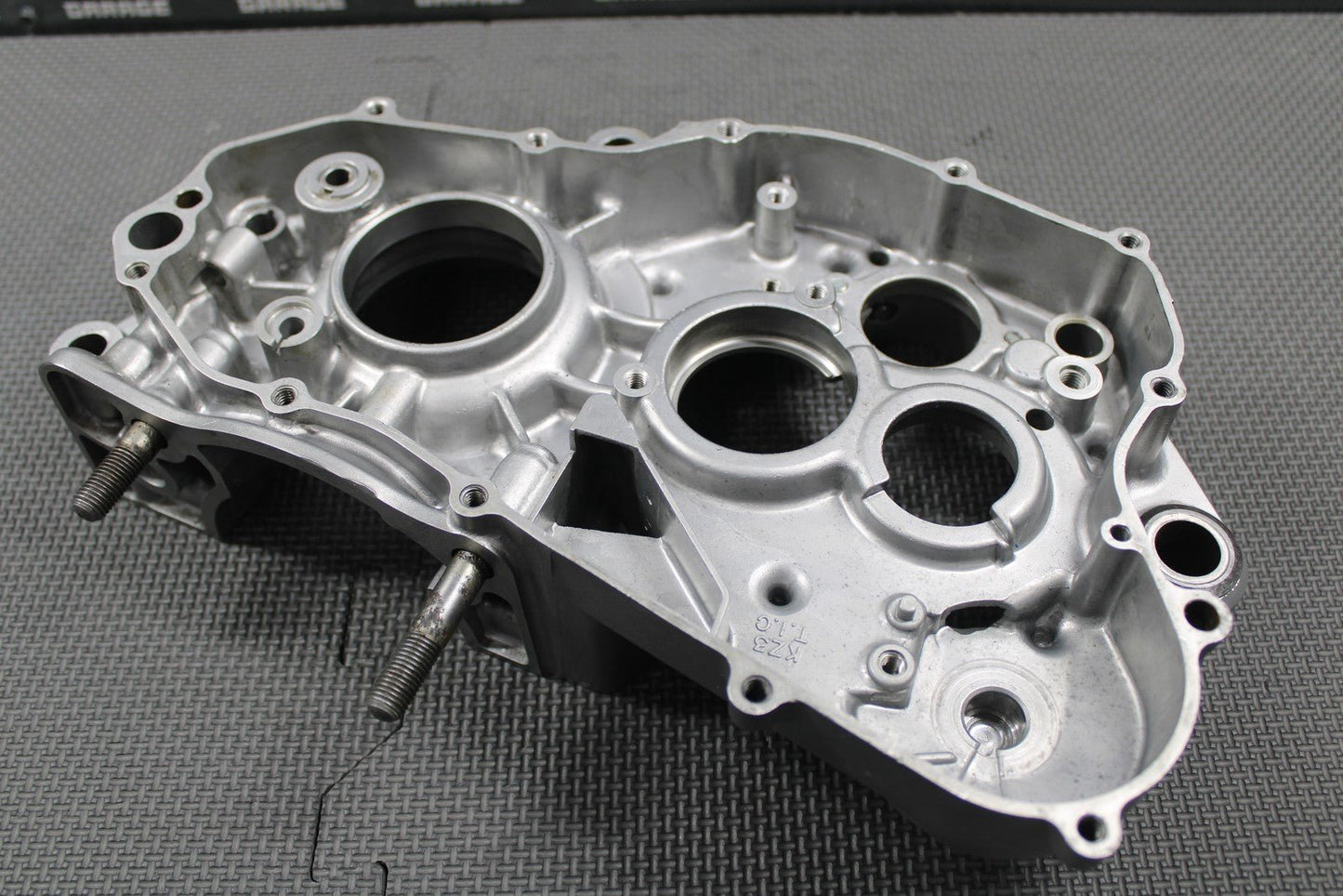 1995 93 - 96 HONDA CR250R OEM RIGHT ENGINE CRANKCASE CRANK CASE 11100 - KZ3 - 406 CRAC - hggarage