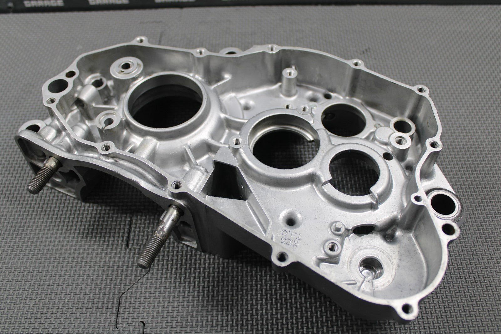 1995 93 - 96 HONDA CR250R OEM RIGHT ENGINE CRANKCASE CRANK CASE 11100 - KZ3 - 406 CRAC - hggarage