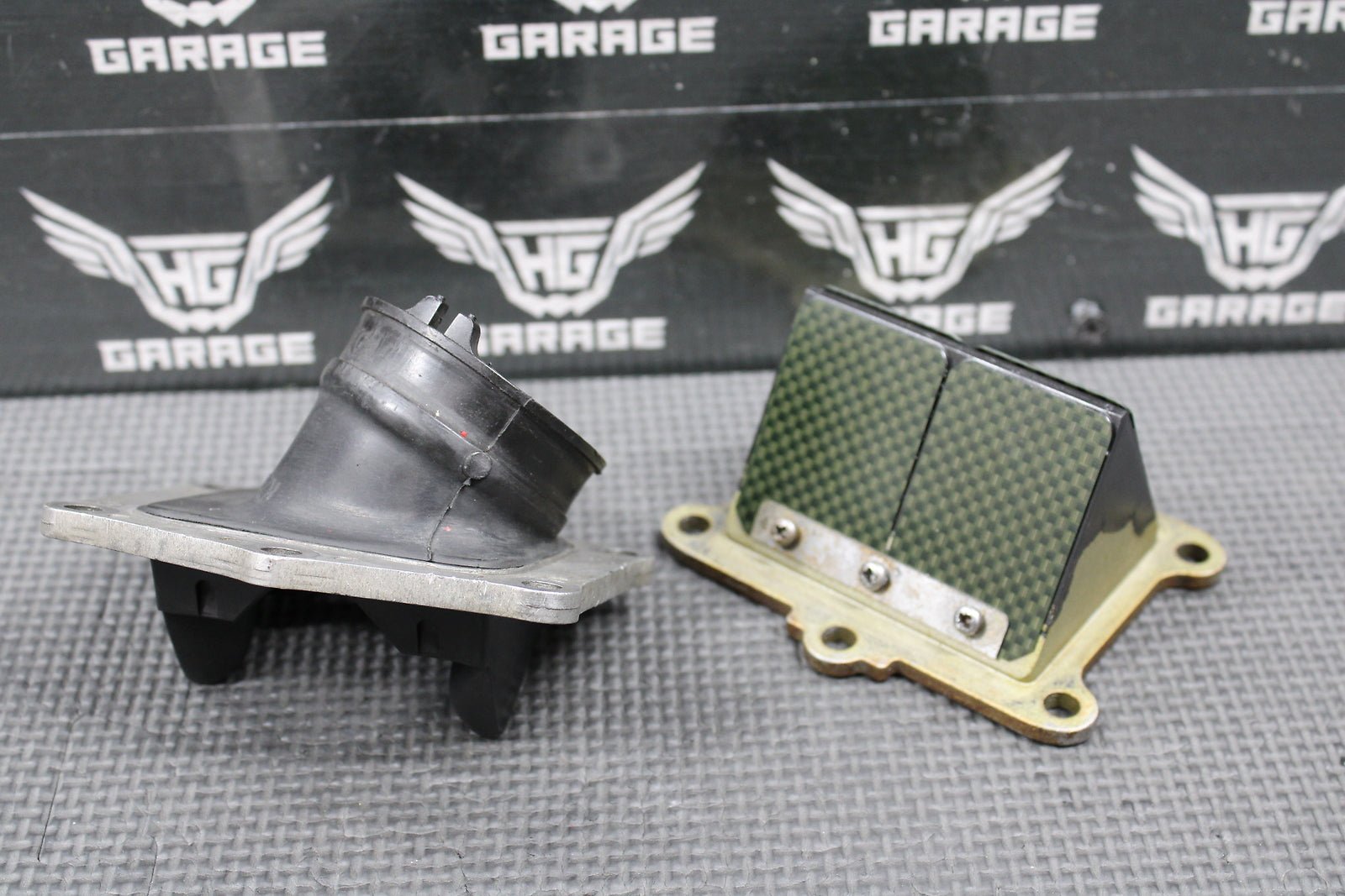 1995 1996 HONDA CR250R OEM INTAKE CARB BOOT INSULATOR REED BLOCK 16221 - KZ3 - B10 - hggarage