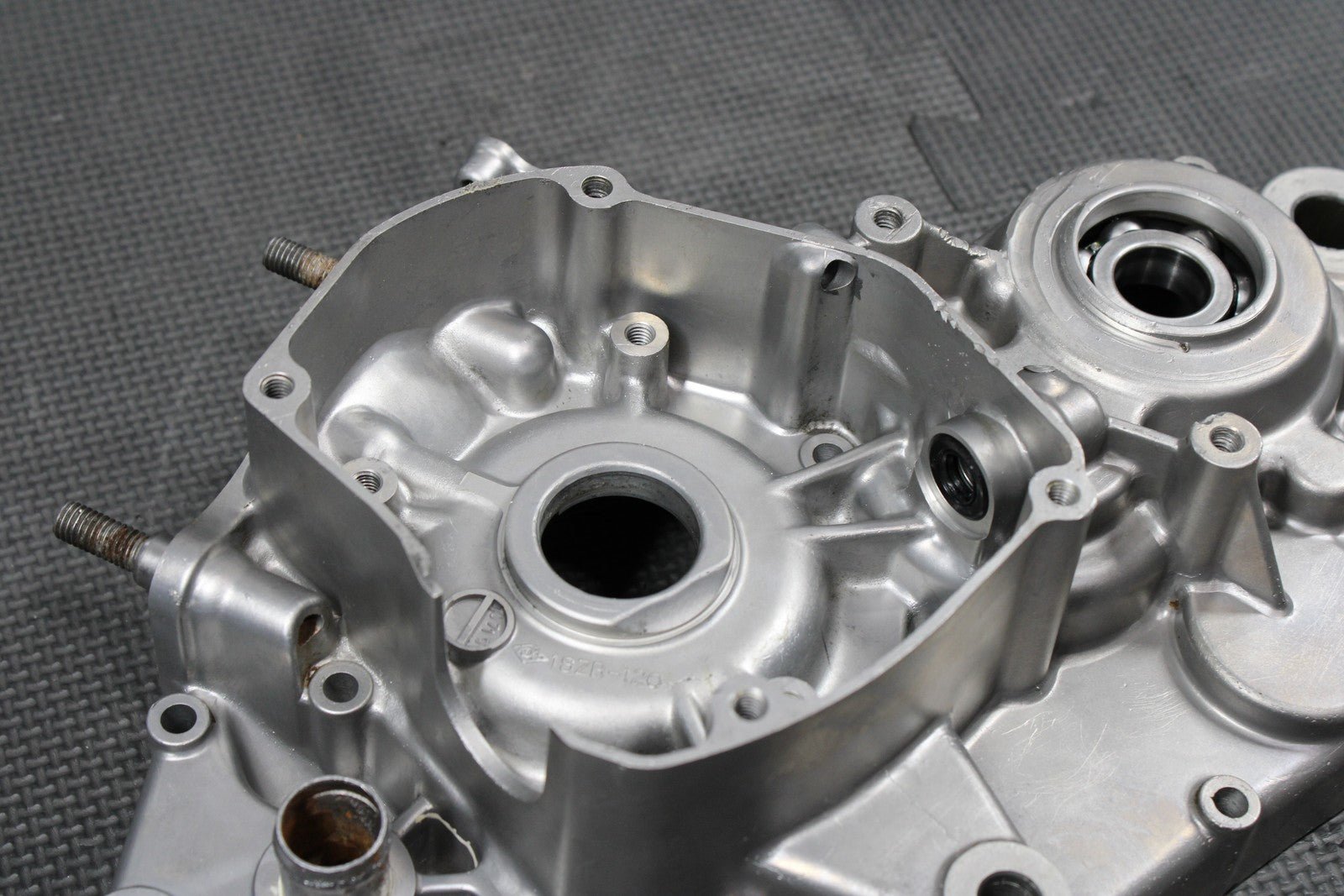 2000 SUZUKI RM125 99 - 00 OEM LEFT ENGINE MOTOR CRANKCASE CRANK CASES BLOCK - hggarage