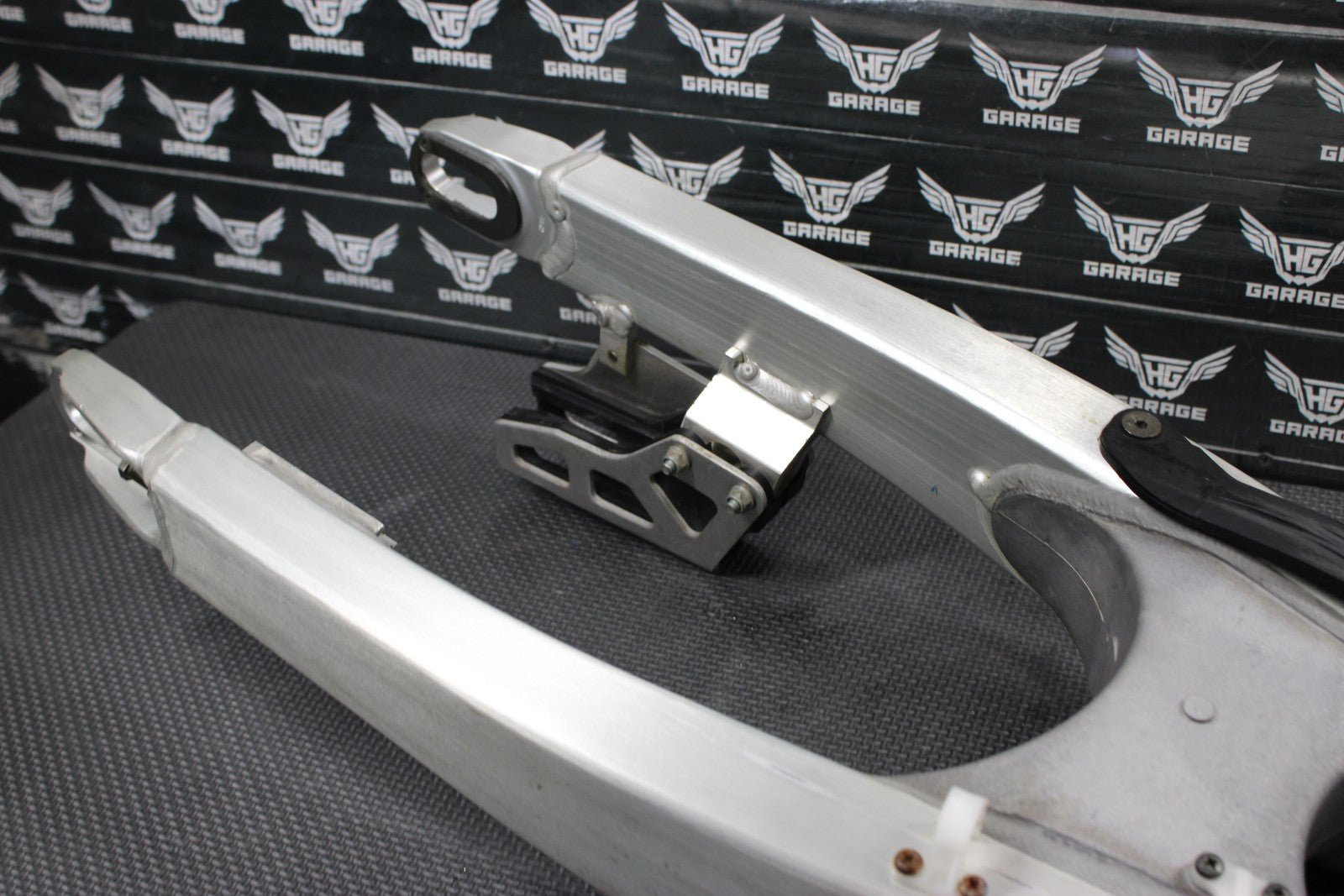2005 YAMAHA YZ450F OEM SWINGARM SWING ARM SUSPENSION 1C3 - 22110 - 00 - 00 MINT! - hggarage