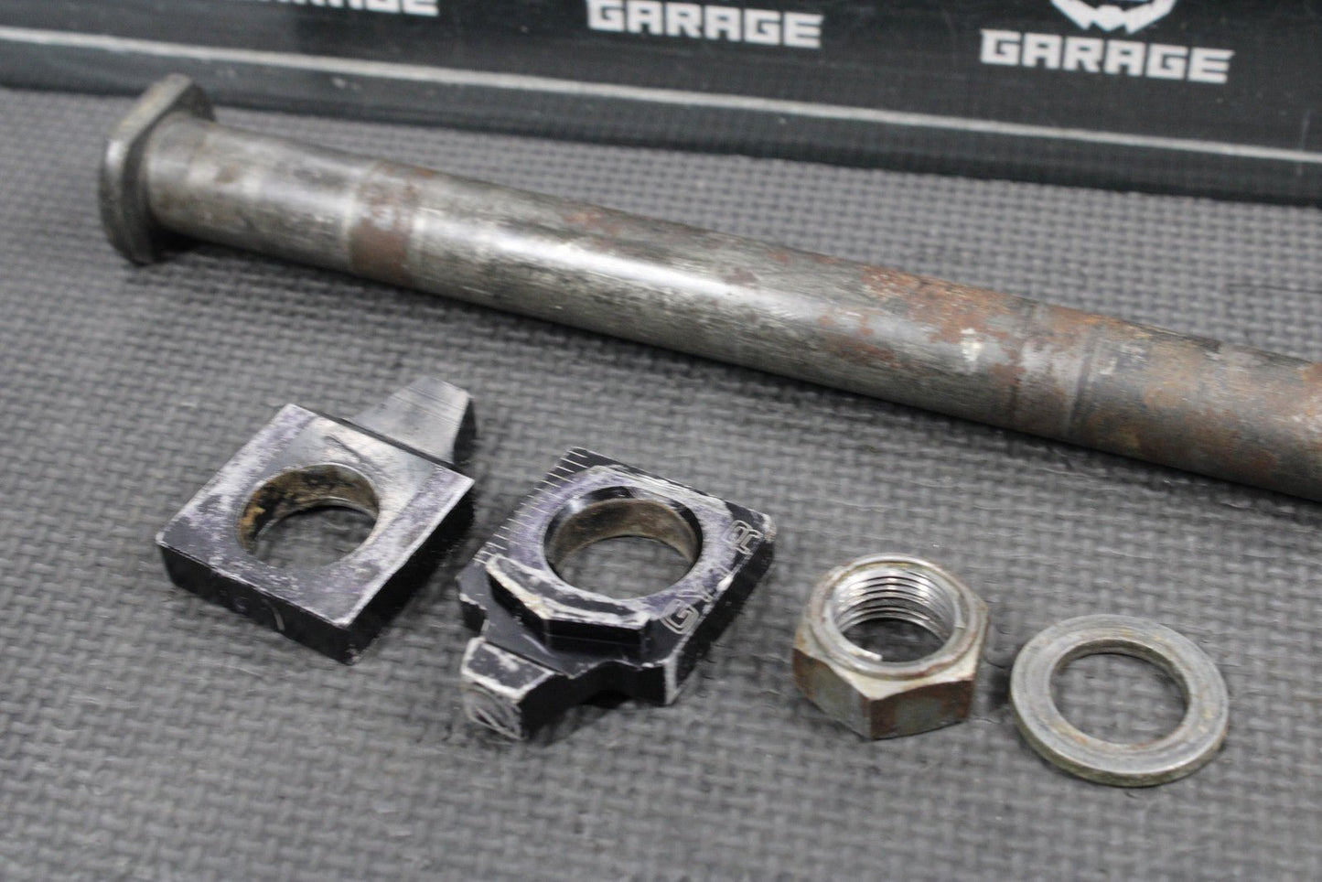 2002 YAMAHA YZ250 OEM REAR AXLE BACK WHEEL RIM PIVOT BOLT AXEL 5ET - 25381 - 00 - 00 - hggarage