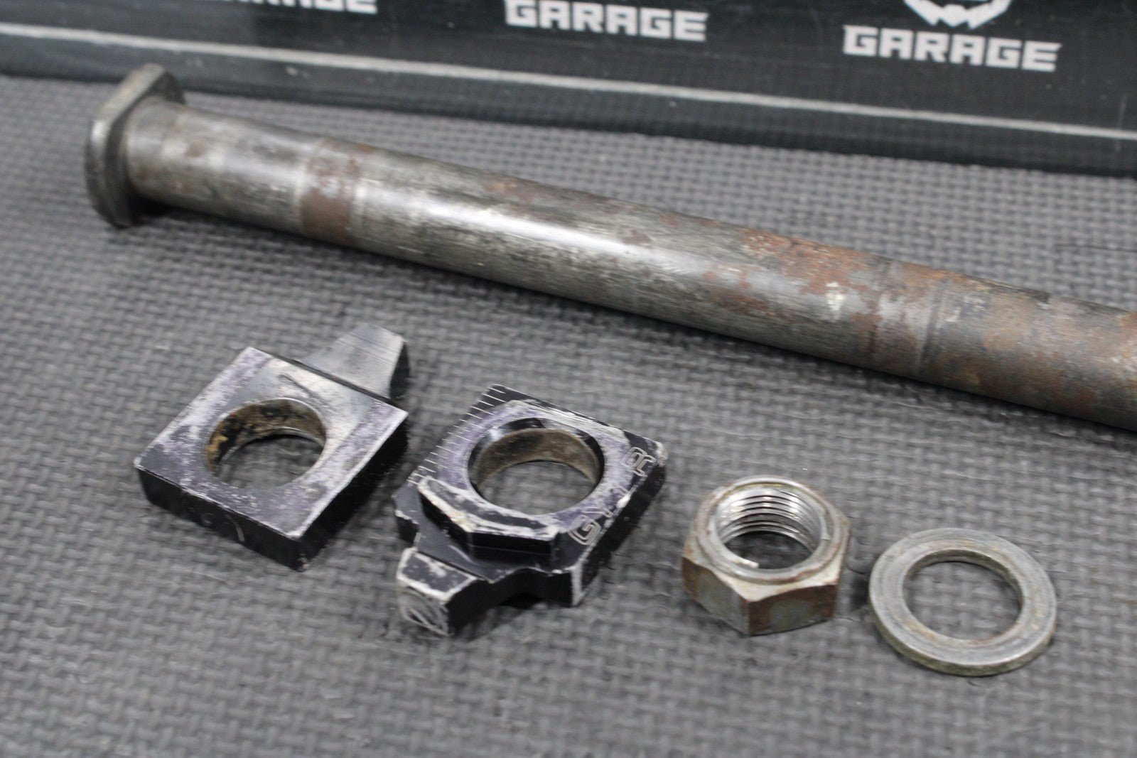 2002 YAMAHA YZ250 OEM REAR AXLE BACK WHEEL RIM PIVOT BOLT AXEL 5ET - 25381 - 00 - 00 - hggarage