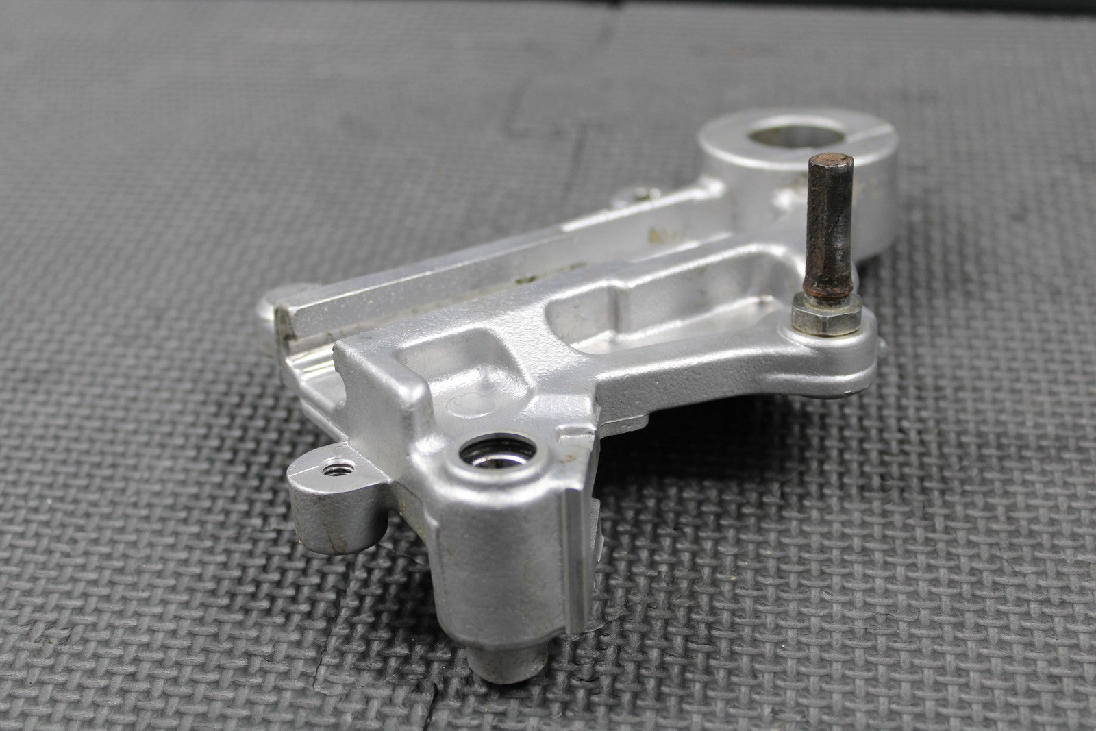 1995 SUZUKI 93 - 95 RMX250 OEM NISSIN REAR BRAKE CALIPER HANGER 69351 - 43D01 - hggarage