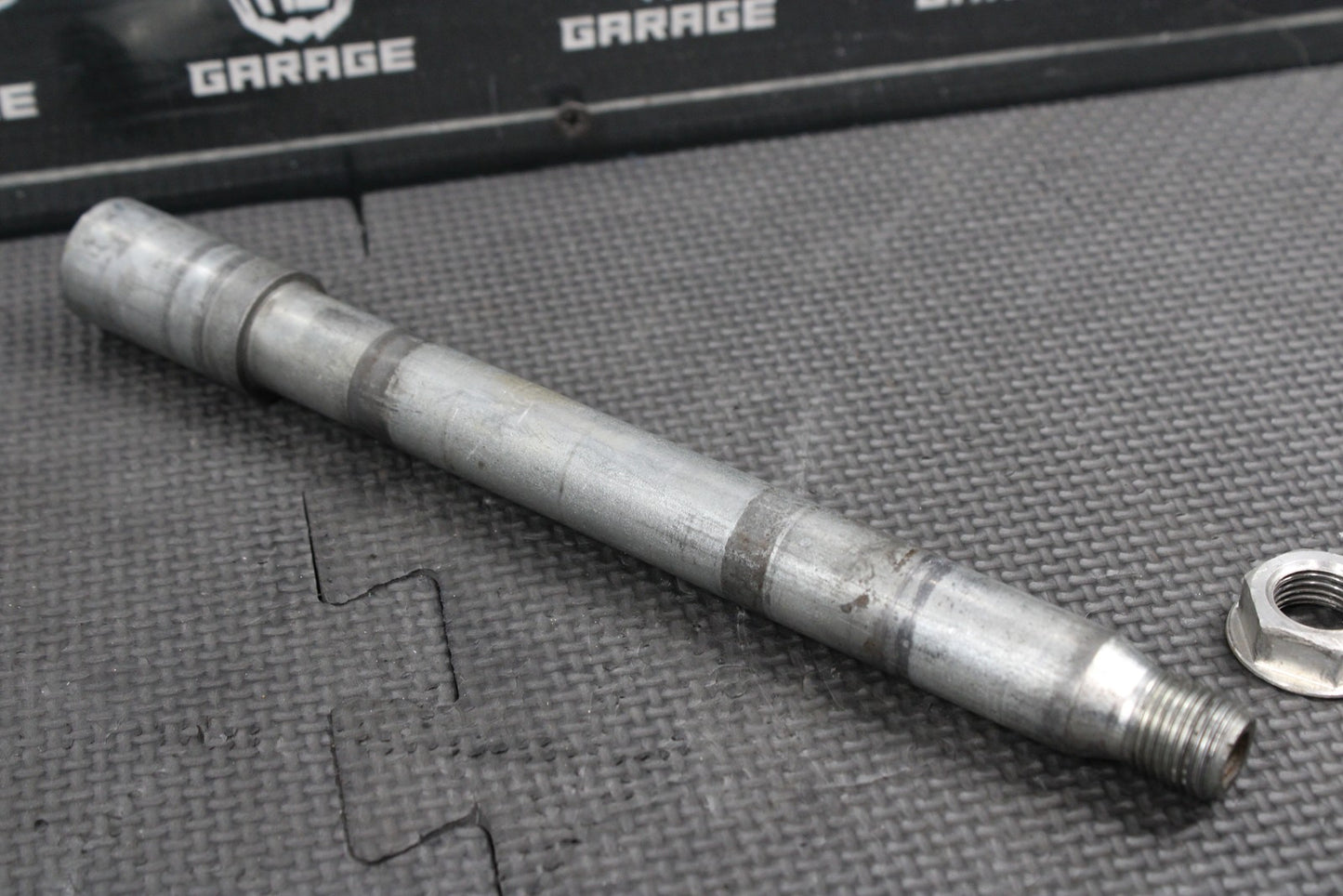 2006 YAMAHA YZ250F OEM FRONT WHEEL RIM AXLE PIVOT BOLT 1C3 - 25181 - 10 - 00 - hggarage