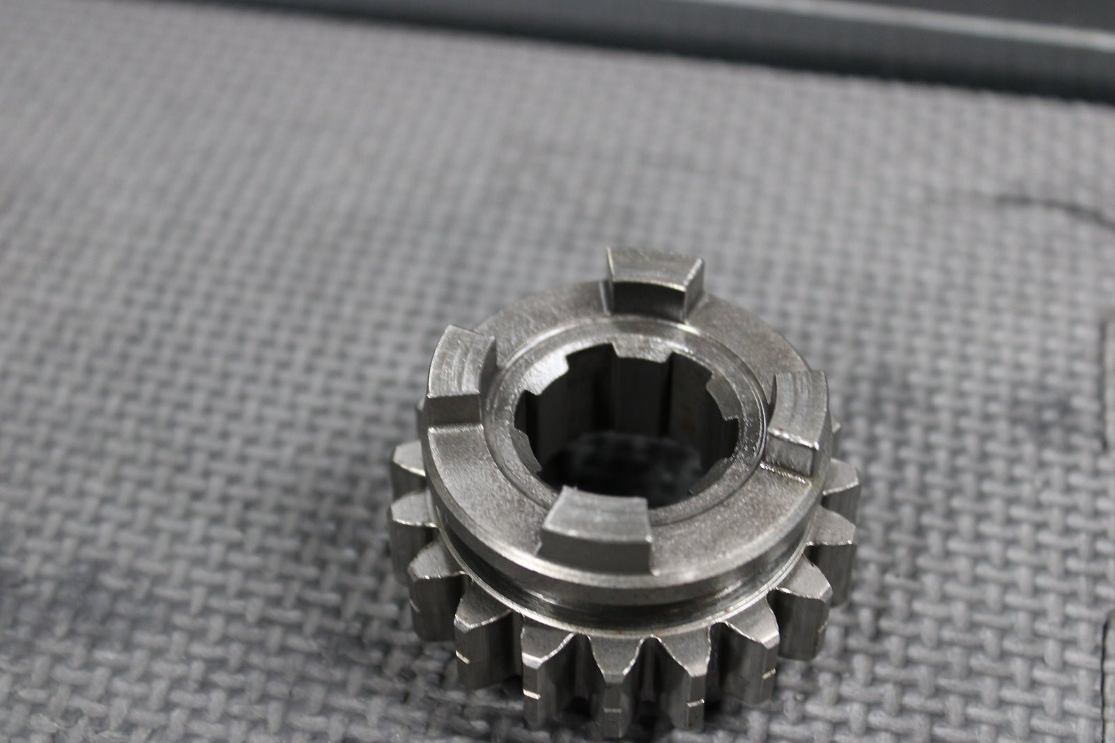 1999 HONDA CR500R OEM TRANSMISSION COUNTERSHAFT FIFTH GEAR 19T GEAR 23491 - MAC - 68 - hggarage