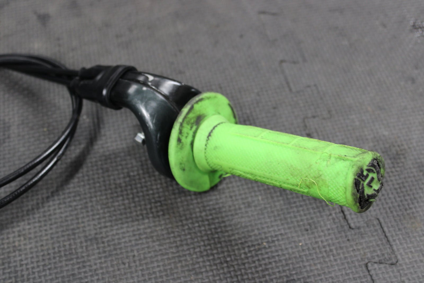 2002 HONDA CRF450R OEM RIGHT THROTTLE GRIP TOKYO MODS ENGINE HOTSTART 53167 - MEB - hggarage