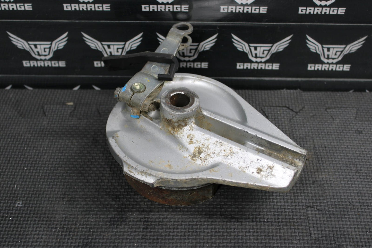 1998 HONDA XR200R 84 - 88 / 1990 1991 / 93 - 02 OEM FRONT DRUM BRAKE ASSEMBLY - hggarage