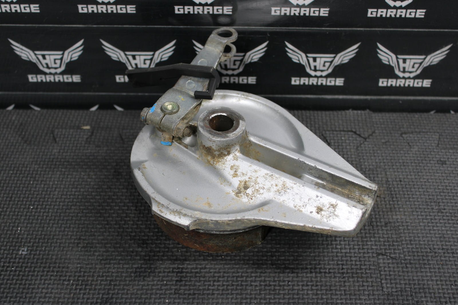 1998 HONDA XR200R 84 - 88 / 1990 1991 / 93 - 02 OEM FRONT DRUM BRAKE ASSEMBLY - hggarage