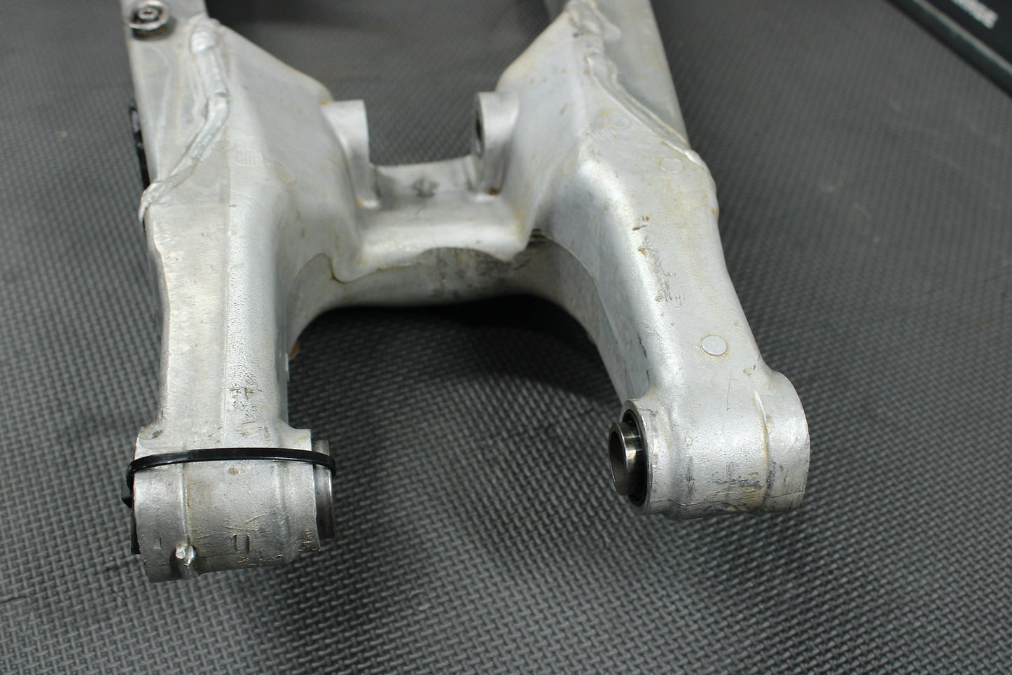 1993 Honda CR250R OEM Swingarm Swing Arm Suspension 52100 - KZ3 - 890ZA - hggarage