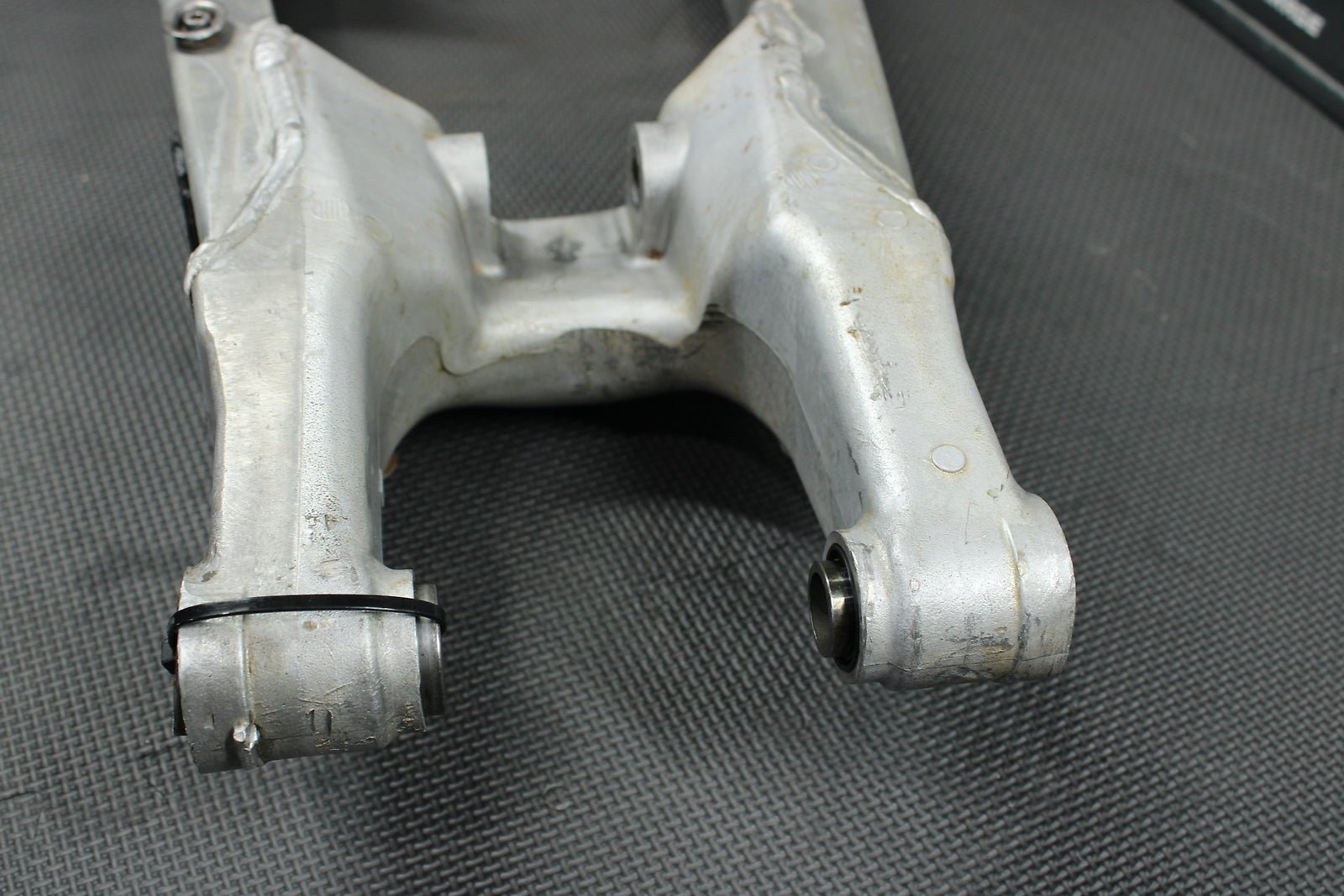 1993 Honda CR250R OEM Swingarm Swing Arm Suspension 52100 - KZ3 - 890ZA - hggarage