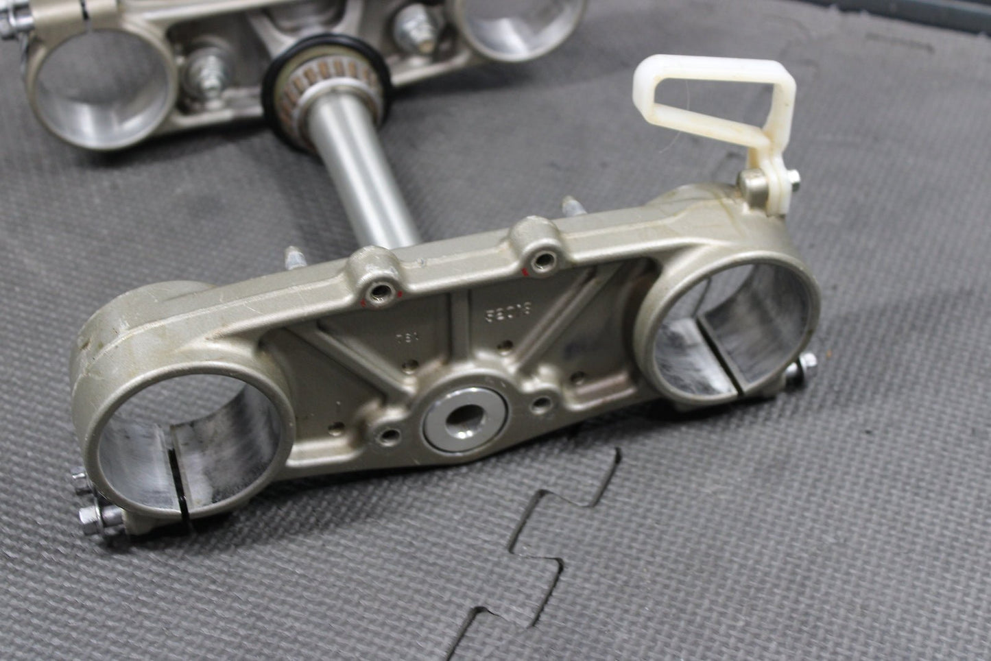 2008 YAMAHA YZ450F OEM FRONT FORKS LOWER UPPER TRIPLE TREE STEM CLAMP - hggarage