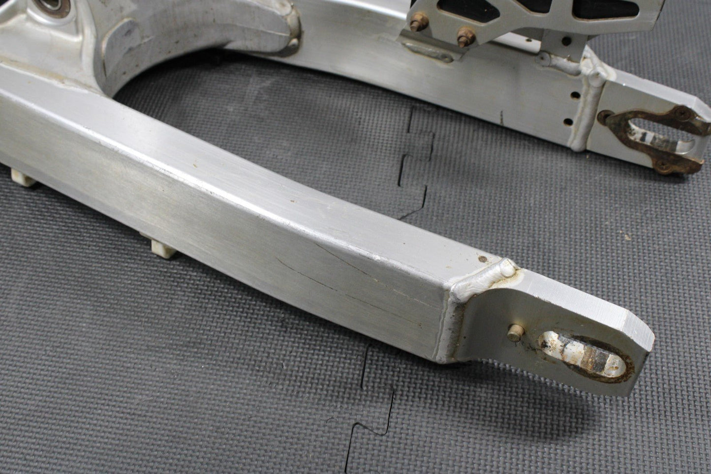 2000 SUZUKI 00 - 07 DRZ400 DRZ400E OEM SWINGARM SWING ARM SUSPENSION 61000 - 29F00 - hggarage