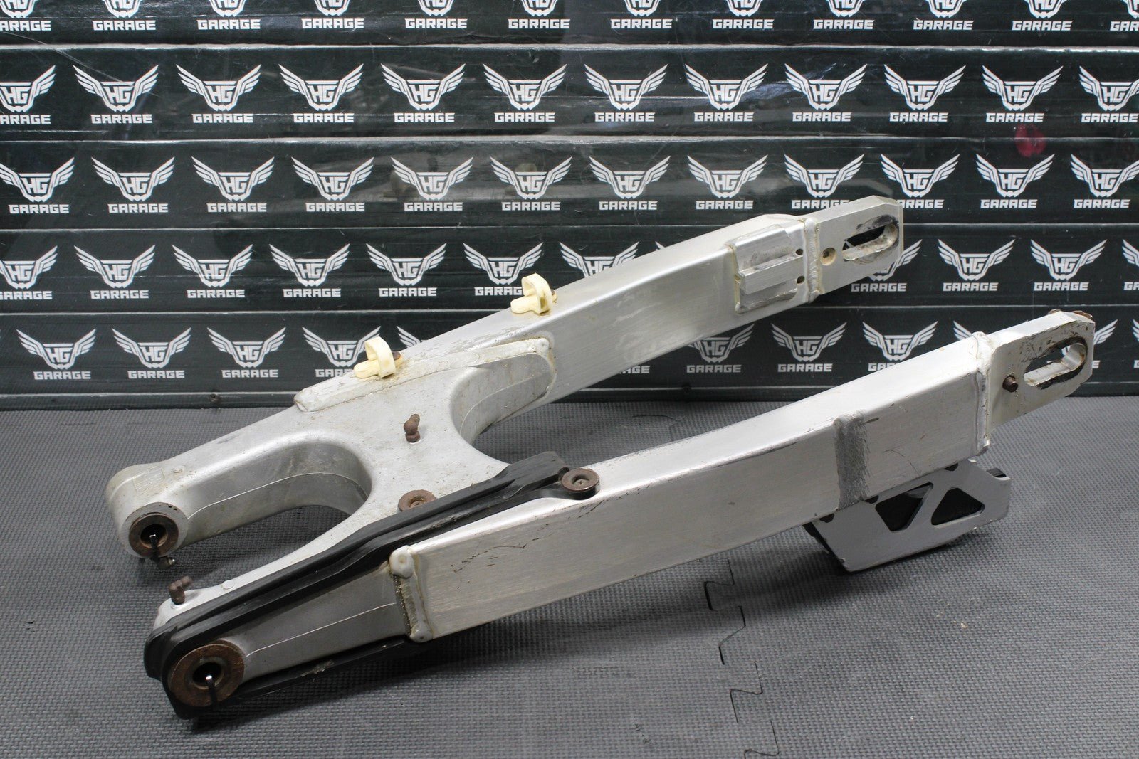 2000 SUZUKI 00 - 07 DRZ400 DRZ400E OEM SWINGARM SWING ARM SUSPENSION 61000 - 29F00 - hggarage