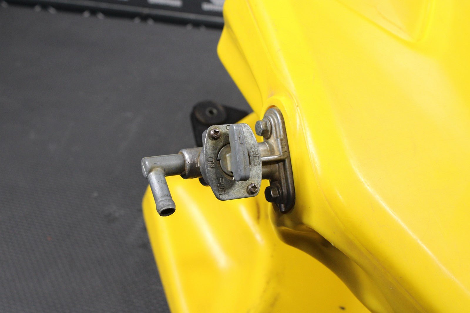2000 SUZUKI DRZ400 00 - 04 OEM GAS FUEL TANK CELL PETROL RESERVOIR PLASTIC YELLOW - hggarage