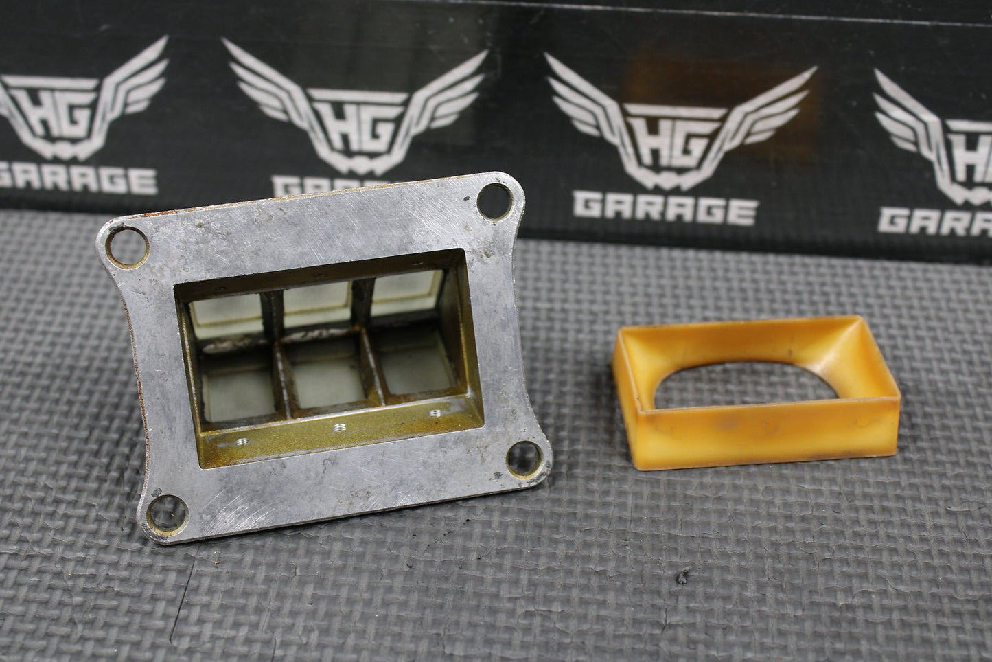 1985 HONDA CR125R OEM INTAKE REED BLOCK REEDS VALVE ASSEMBLY 14100 - KA3 - 761 - hggarage