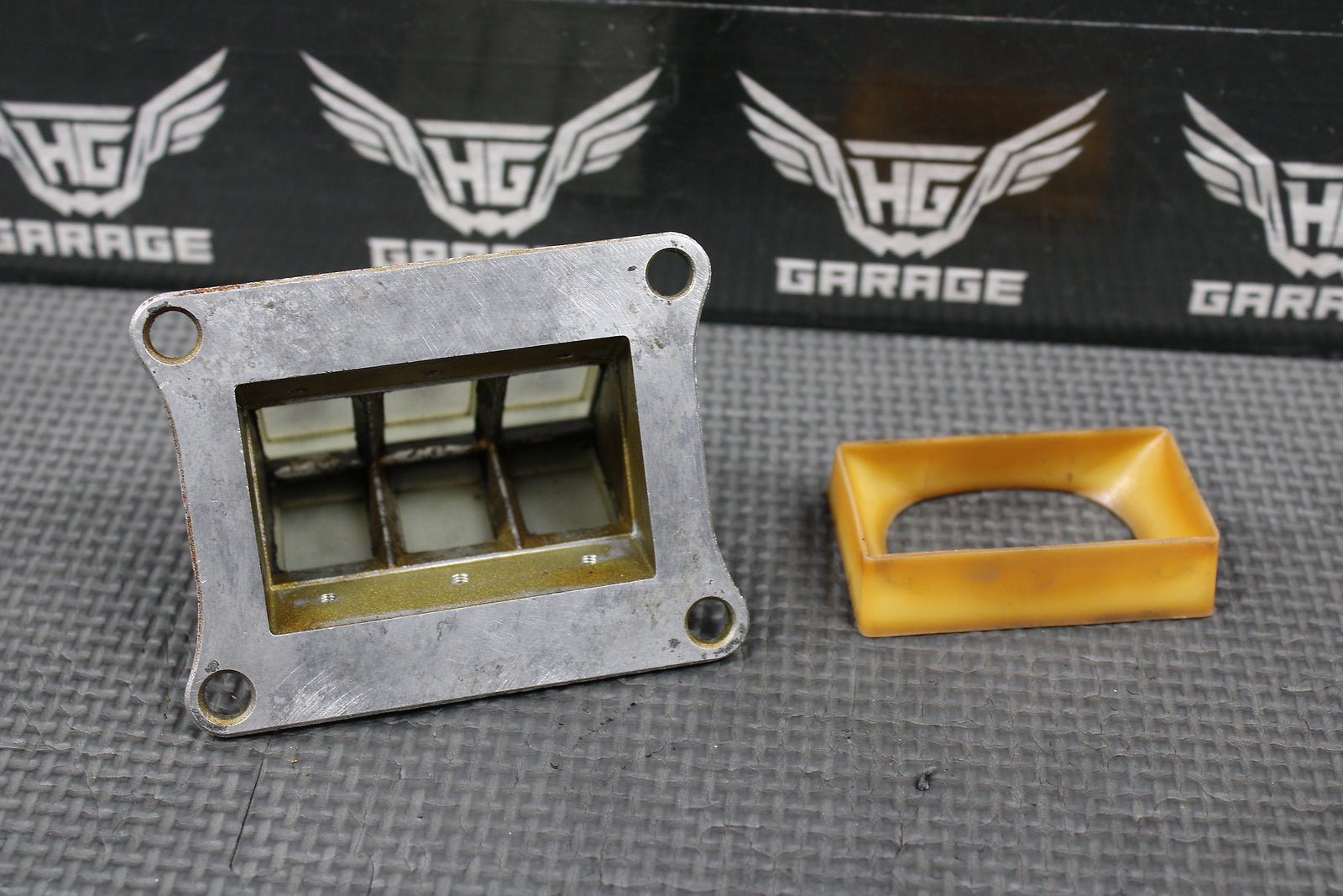 1985 HONDA CR125R OEM INTAKE REED BLOCK REEDS VALVE ASSEMBLY 14100 - KA3 - 761 - hggarage