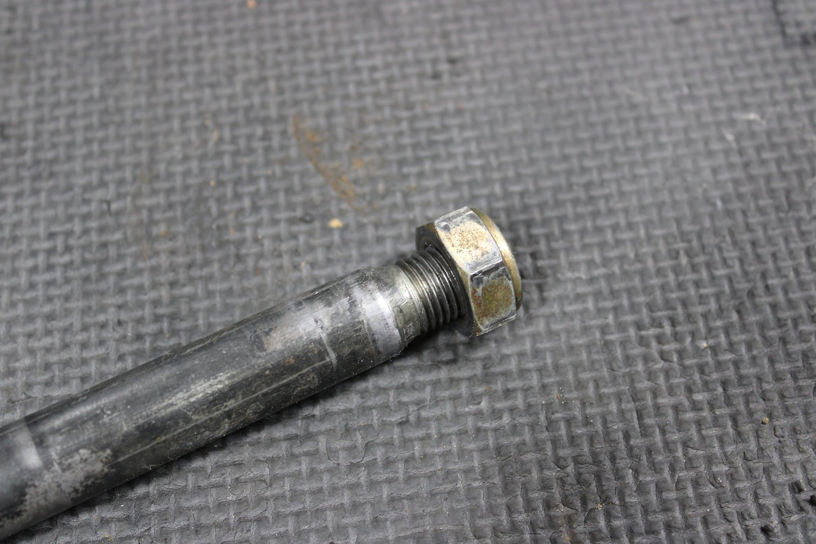 2002 HONDA CRF450R REAR BACK SWINGARM BOLT SUSPENSION PIVOT AXLE 52101 - KZ4 - J40 - hggarage