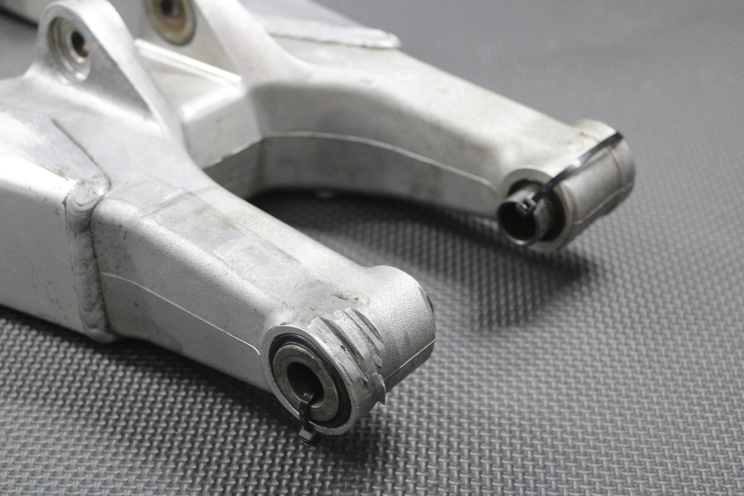 2005 05 - 07 HONDA CR125R OEM SWINGARM SWING ARM SUSPENSION 52200 - KSR - 710 - hggarage