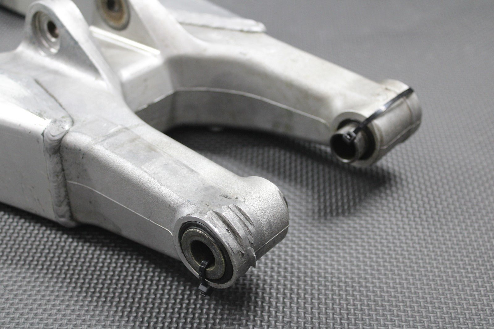 2005 05 - 07 HONDA CR125R OEM SWINGARM SWING ARM SUSPENSION 52200 - KSR - 710 - hggarage