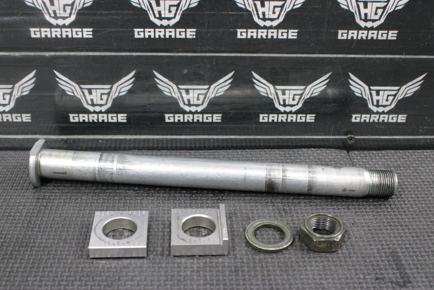 2005 YAMAHA YZ450F OEM REAR AXLE BACK WHEEL RIM PIVOT BOLT 1C3 - 25381 - 00 - 00 MINT! - hggarage