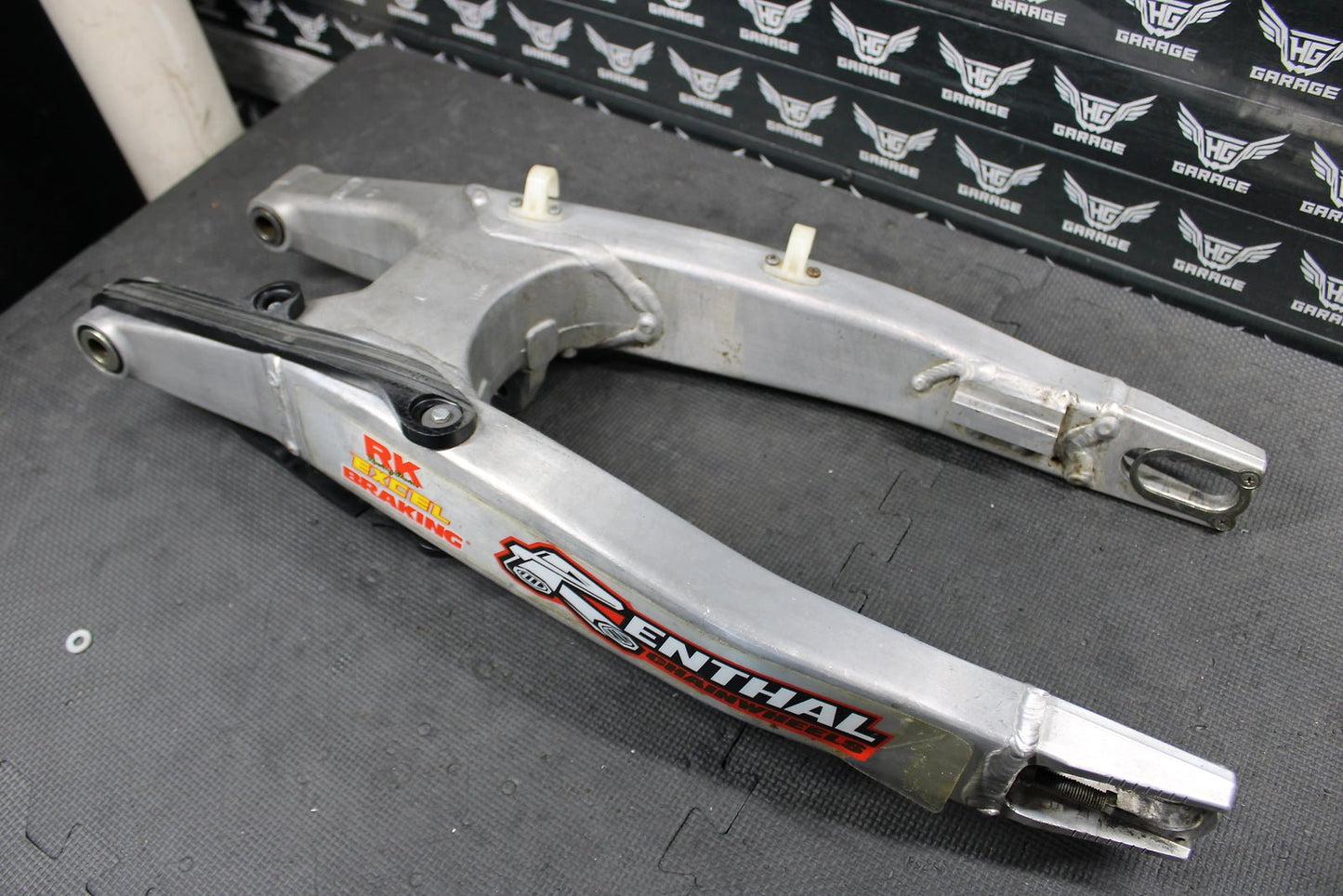 2011 KAWASAKI KX250F 09 - 11 KX450F OEM SWINGARM SWING ARM SUSPENSION 33001 - 0 - hggarage