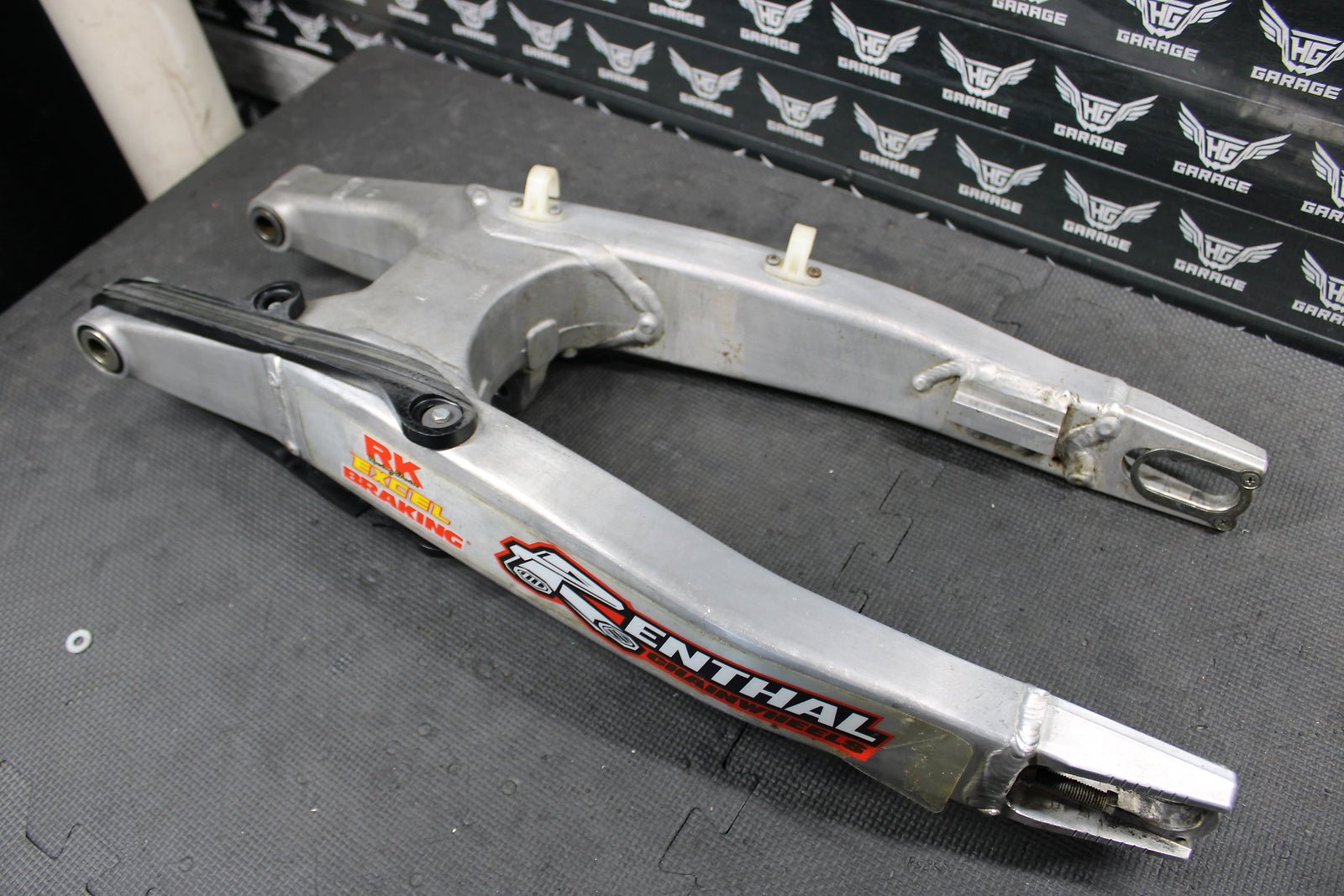 2011 KAWASAKI KX250F 09 - 11 KX450F OEM SWINGARM SWING ARM SUSPENSION 33001 - 0 - hggarage