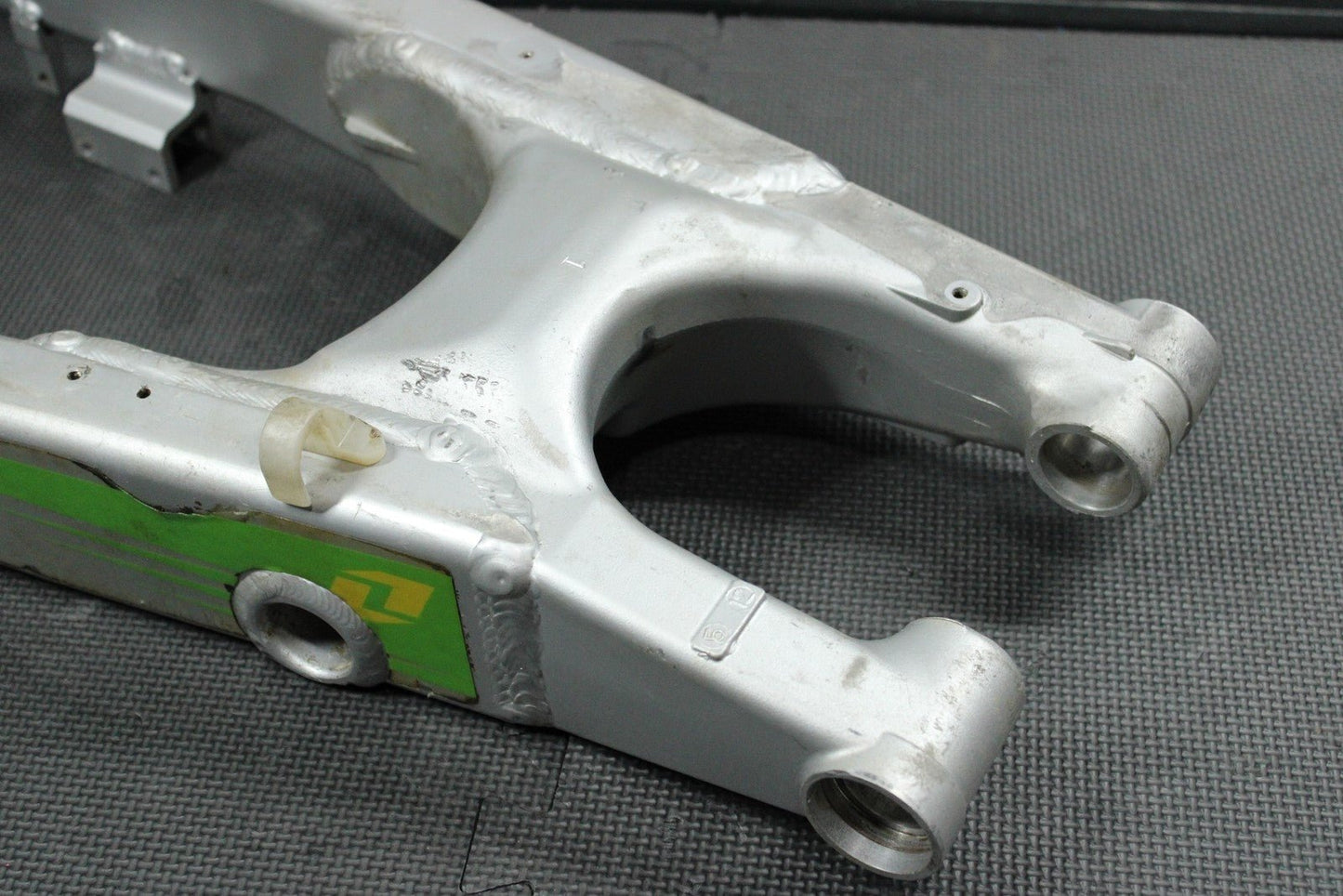 2004 KAWASAKI KX125 OEM SWINGARM SWING ARM & LINKAGE SET - hggarage