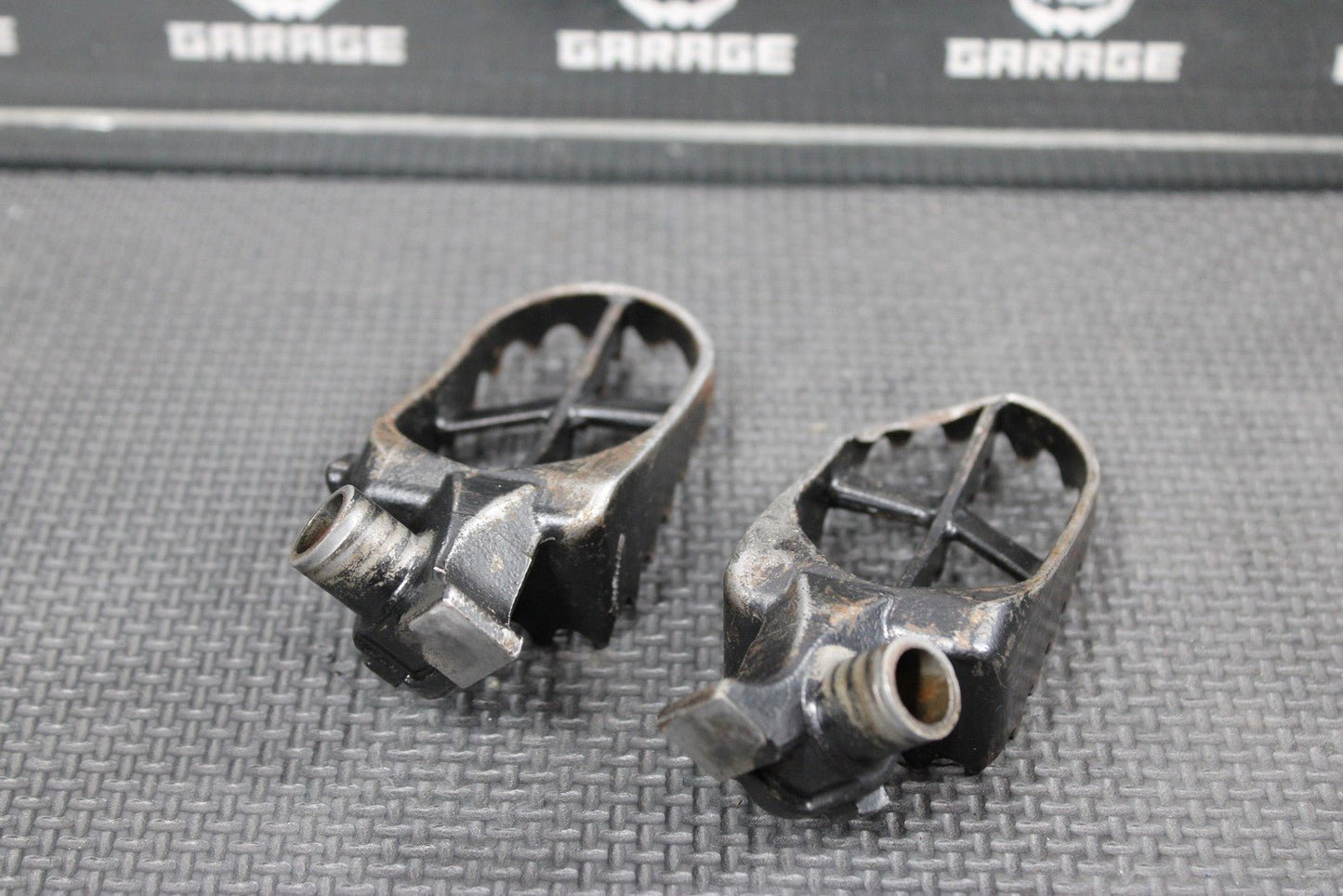 2007 YAMAHA YZ85 OEM FOOT PEGS PEDALS FRAME STAND FOOTPEG PEDAL FOOTREST - hggarage