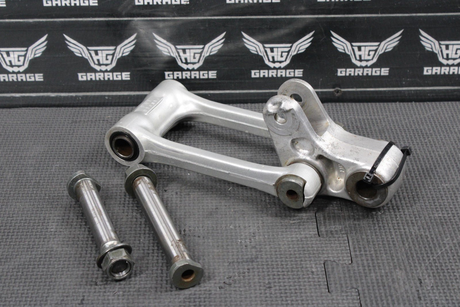 2002 YAMAHA YZ250 OEM REAR SHOCK LINKAGE LINKS RLEAY ARM ASSEMBLY - hggarage