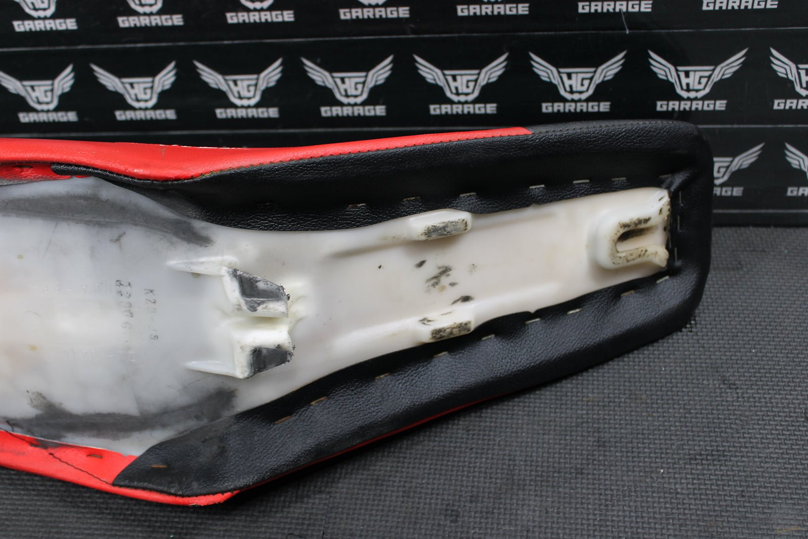 2000 HONDA 2000 CR125R CR250R OEM SEAT SADDLE 77100 - KZ4 - J20 - hggarage