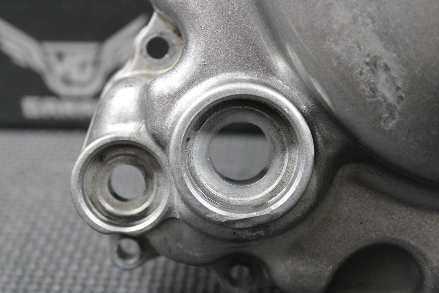 1999 HONDA XR200R 90 - 02 OEM ENGINE RIGHT CRANKCASE CLUTCH COVER 11330 - KT0 - 830 - hggarage