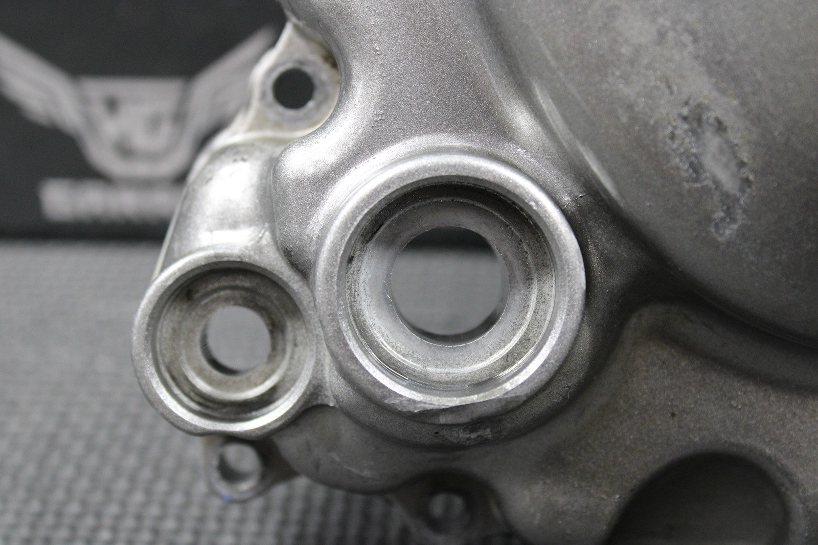 1999 HONDA XR200R 90 - 02 OEM ENGINE RIGHT CRANKCASE CLUTCH COVER 11330 - KT0 - 830 - hggarage