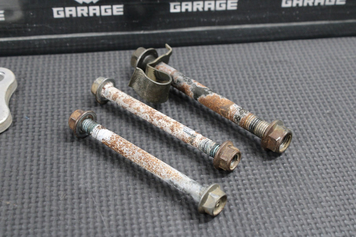 2000 SUZUKI DRZ400 DRZ400E OEM ENGINE MOTOR MOUNT STAY BRACKETS - hggarage
