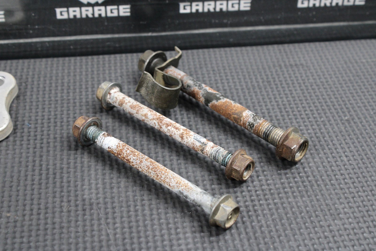 2000 SUZUKI DRZ400 DRZ400E OEM ENGINE MOTOR MOUNT STAY BRACKETS - hggarage