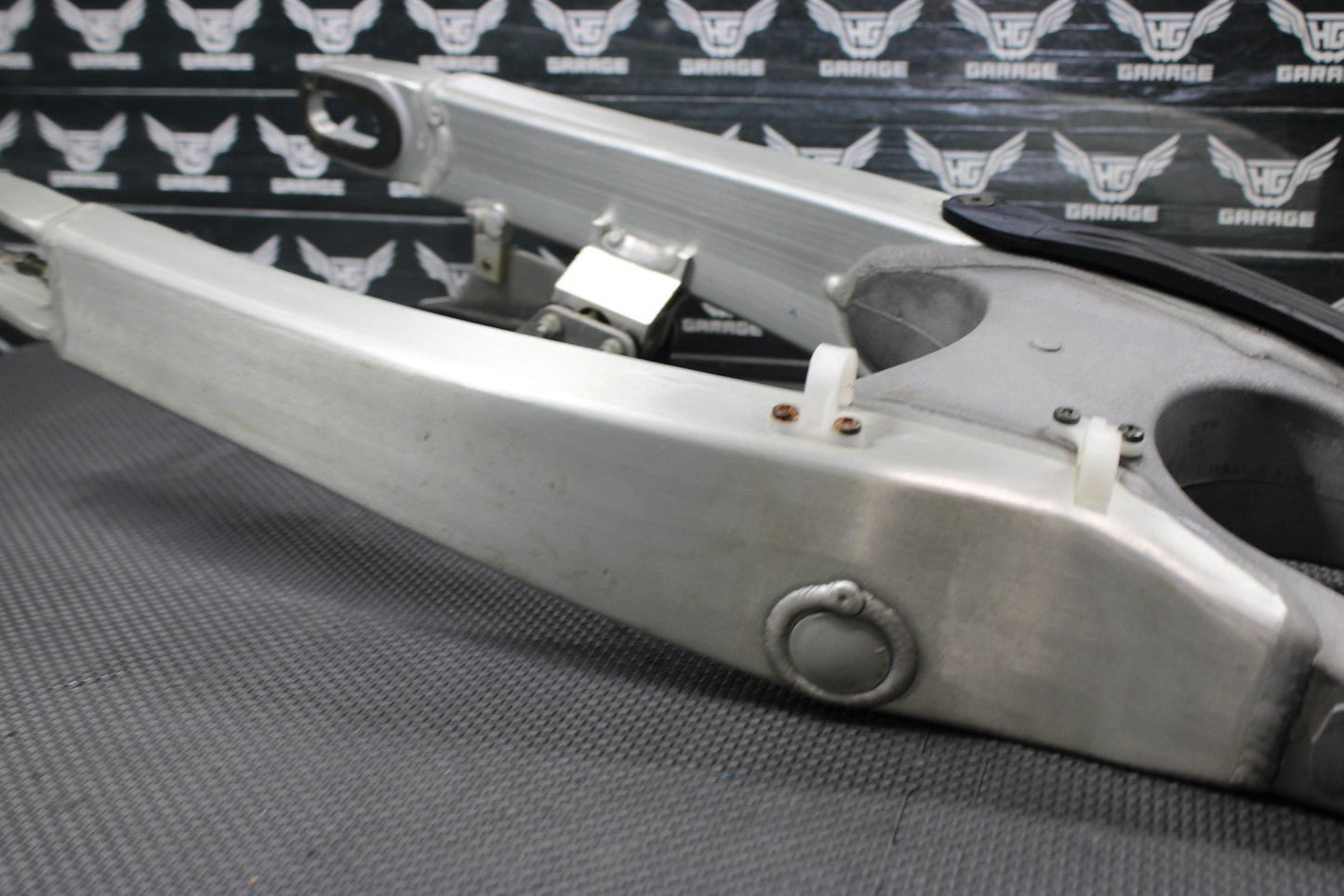 2005 YAMAHA YZ450F OEM SWINGARM SWING ARM SUSPENSION 1C3 - 22110 - 00 - 00 MINT! - hggarage